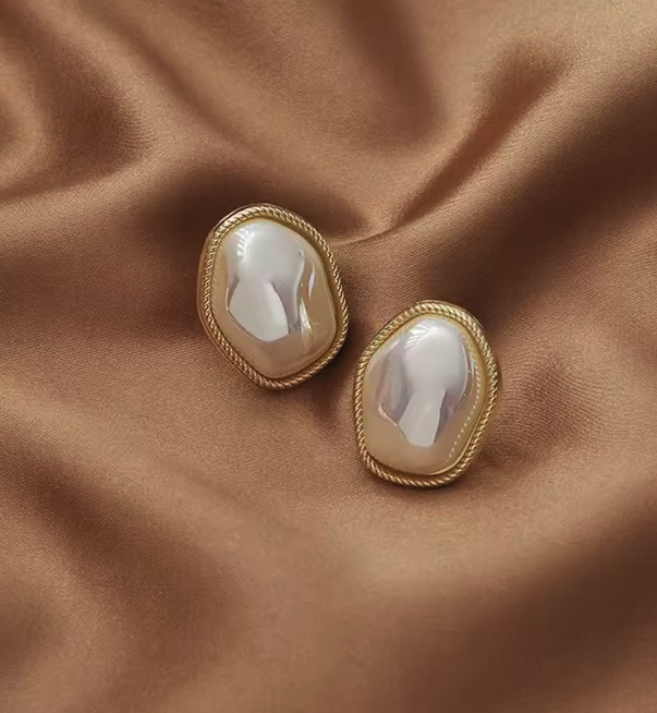 Oval Pearl Glow Earrings