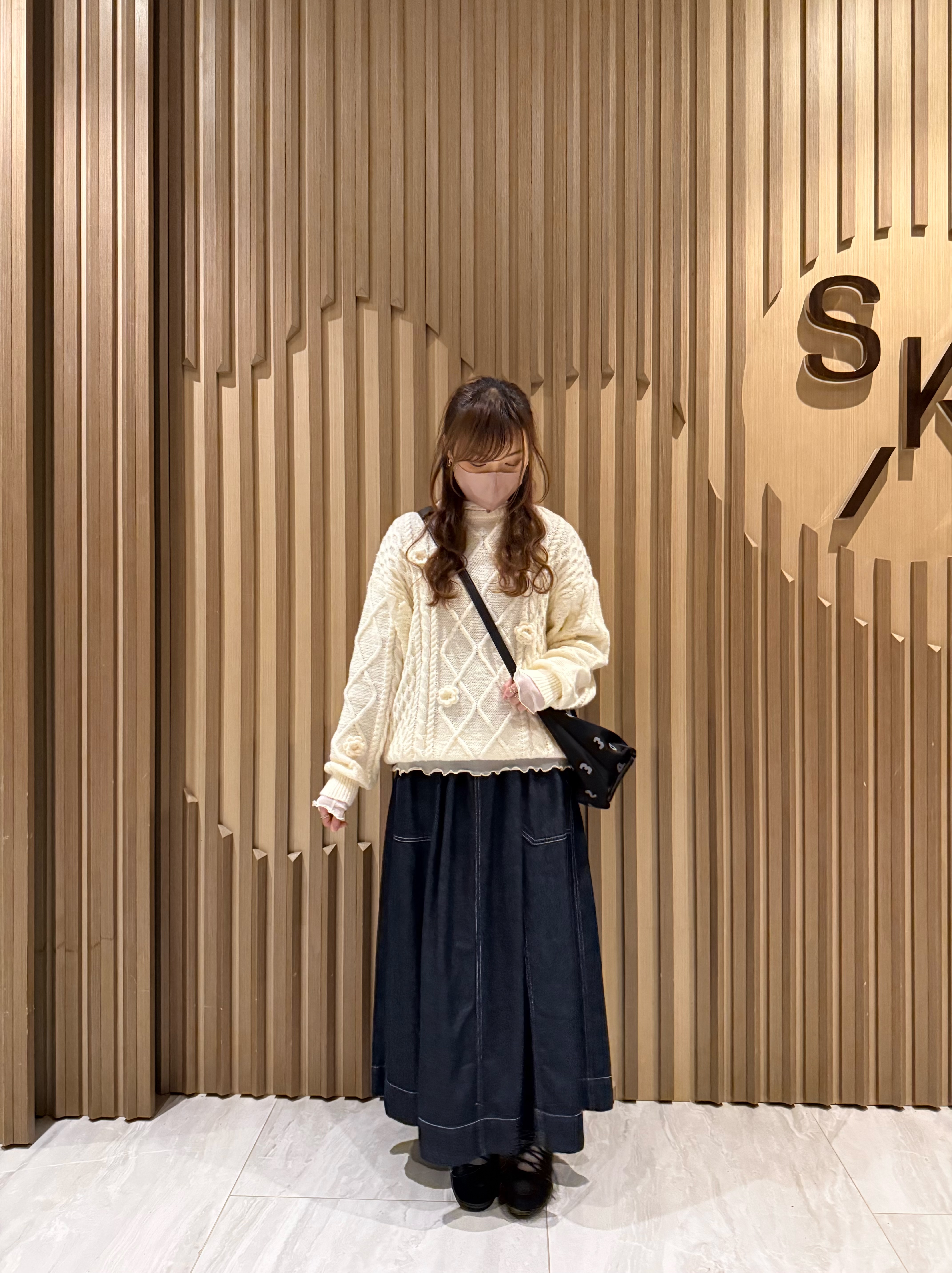 立體刺繡花冷衫（白色）