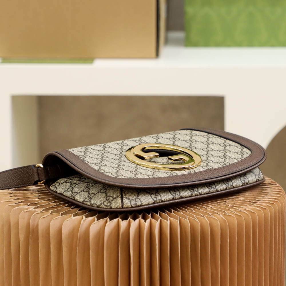 👜𝐆𝐆 𝐁𝐥𝐨𝐧𝐝𝐢𝐞 双肩带#699268# 原厂皮 ▪️尺寸：28*16*4cm▪️ 复古元素邂逅经典元素， 永恒经典又复古时尚的双肩带𝐁𝐥𝐨𝐧𝐝𝐢𝐞系列， 复古双𝐆互扣式标志五金，真的太高级了，融合了复古与精致时尚的高级感，包身自带双肩带设计，金色链条的腋下设计，时髦又高级，皮肩带的搭配，复古又经典，多种背法随意切换，多种风格随意搭配，越看越耐💕💕看，越看越复古百搭！