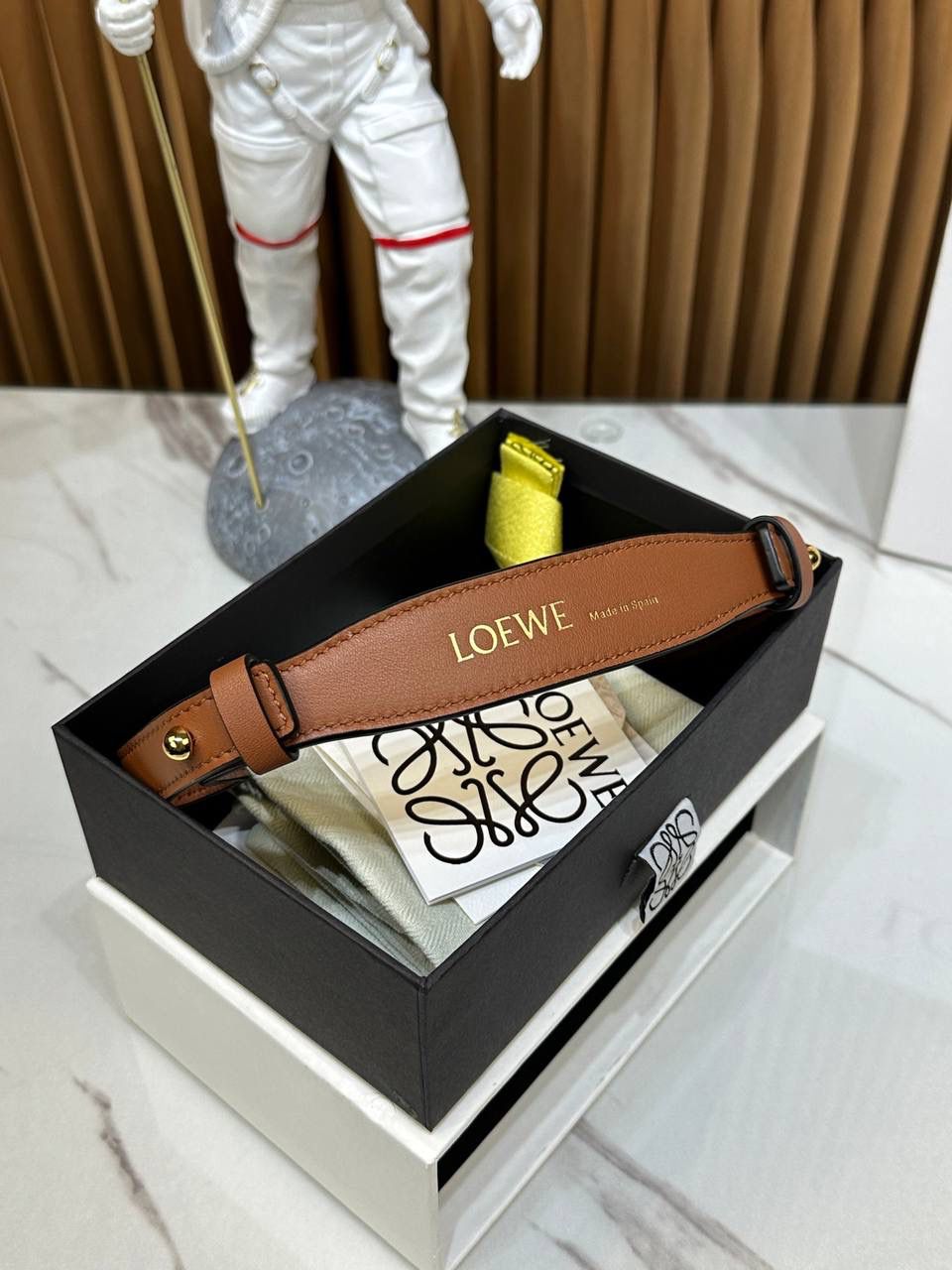 ★𝙇𝙤𝙚𝙬𝙚单配短肩带★棕色 ✅经典小牛皮制作，进口沙菲线，全铜五金。 ✅正面饰以品牌标志性烫金𝙇𝙊𝙂𝙊字体，两侧金属扣固定，🉑️做手提包使用的百搭肩带。 尺寸：55.5-2cm 编码：182323