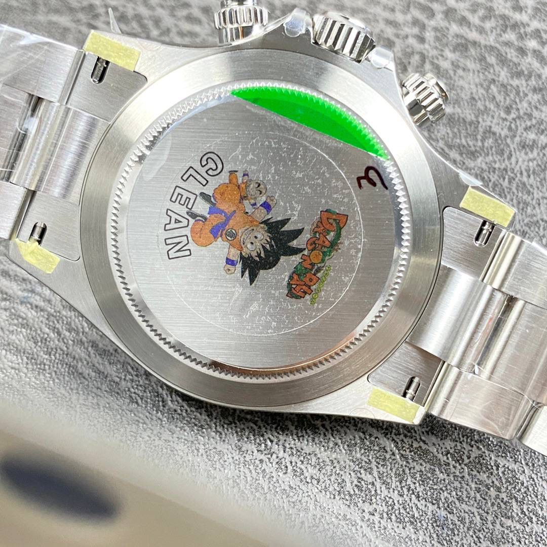 劳力士迪通拿系列，熊猫迪！出厂自带专柜品质！904精钢表带，头粒与表壳配合紧致，采用高光陶瓷圈，铂金刻度！buff指针，弥补了之前毛糙感！采用颜色最为对版表盘，刻度丁均有打磨，超强夜光！蓝宝石玻璃做了沉降，高清镀膜！整体腕表加海绵宝宝贴纸量起来厚度是12.4mm，把悟空撕了，加上玻璃做了沉降厚度是12.2mm到12.1mm，真正是专柜厚度！搭载丹东4130机芯，出厂空白机芯，做了和专柜一样劳力士4130机芯logo，而且比之前刻字要清晰很多！出厂就省了众多改装费，妥妥的性价比高，专柜相似度极高！出货实拍