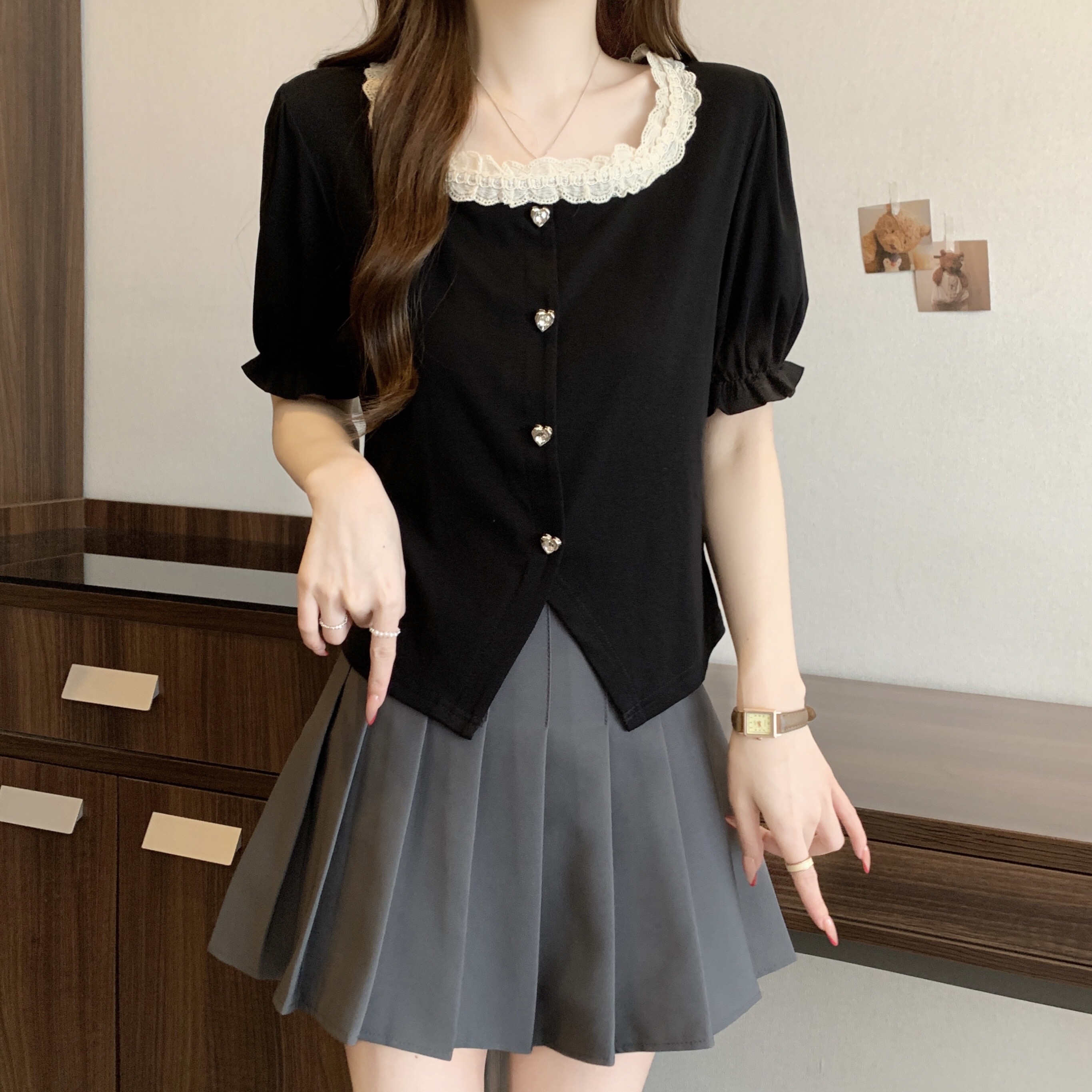 B07(6796) 韩系甜美风花边领前部爱心钮下摆开角黑上衣