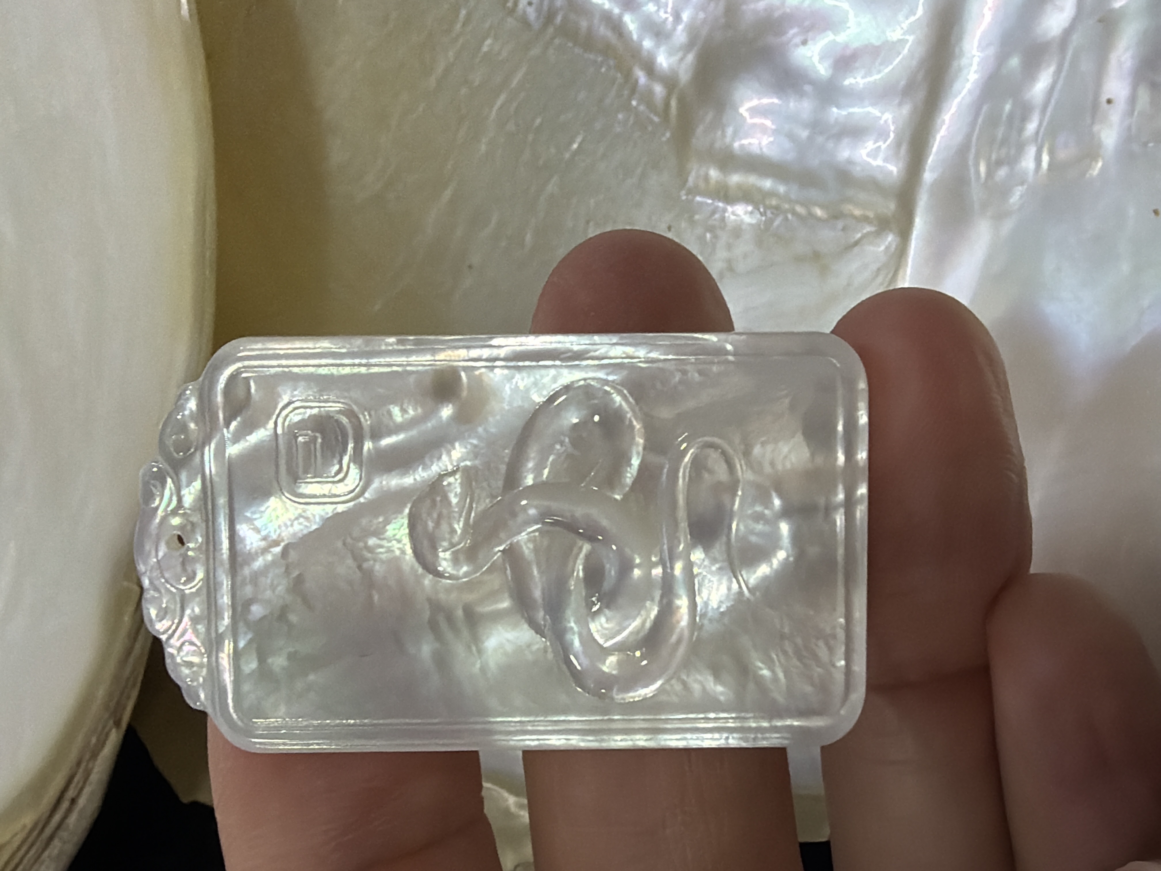 農曆新年巨獻（30%off) 印尼純天然白貝母精雕 #27 屬蛇守護 普賢菩薩4*2.3cm（會加持配頸繩）