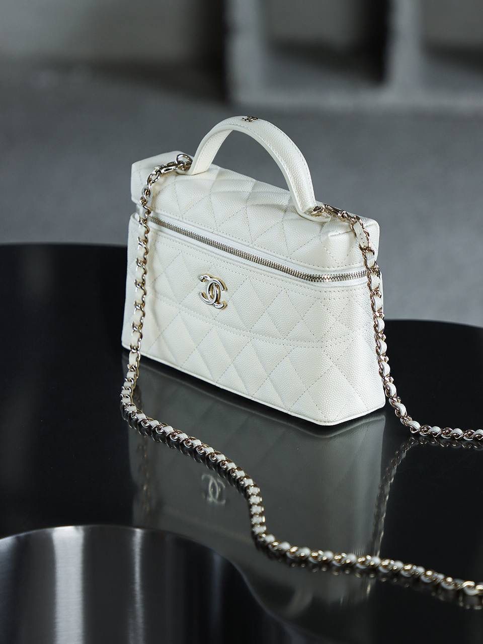 25C盒子包鑒定版👜 一包一碼 支持全球鑒定查驗身份證原廠專G 三隻羊皮料過關清單資料可査詢 25C腰線LP盒子包，獨特設計，一眼傾心！ 方正的包身線條簡潔俐落，致敬了50年代vintage手袋的復古廓形，展現出一種獨特的復古韻味。 包身中央那條優雅的弧形縫線，堪稱點睛之筆，不僅讓原本相對規整的包身瞬間立體有型，還為其增添了一份靈動與俏皮！ 五金：全鋼淺金扣 皮料：impala三隻羊中小球 尺寸：17*19.5*5cm