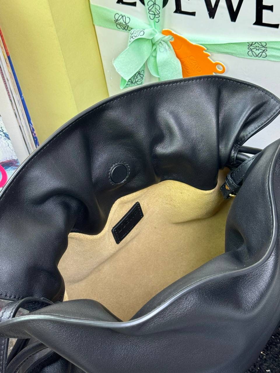 Flamenco clutch✦中号✦ 尺寸：𝟑𝟎-𝟐𝟒.𝟓-𝟏𝟎.𝟓𝐜𝐦 型号：052028黑色 ❤️flamenco clutch bag可手拿亦可优雅斜挎 云朵般温暖亦轻盈的造型如此简单，💯耐看💯不会out的款式！ ❤️包袋采用进口小牛皮，手感如羊皮般细腻柔软，却比羊皮更加结实耐用，麂皮内衬 ❤️品牌标志性绳结设计，收紧袋口就是小福袋造型，超Q，看着不大实际超会装😇