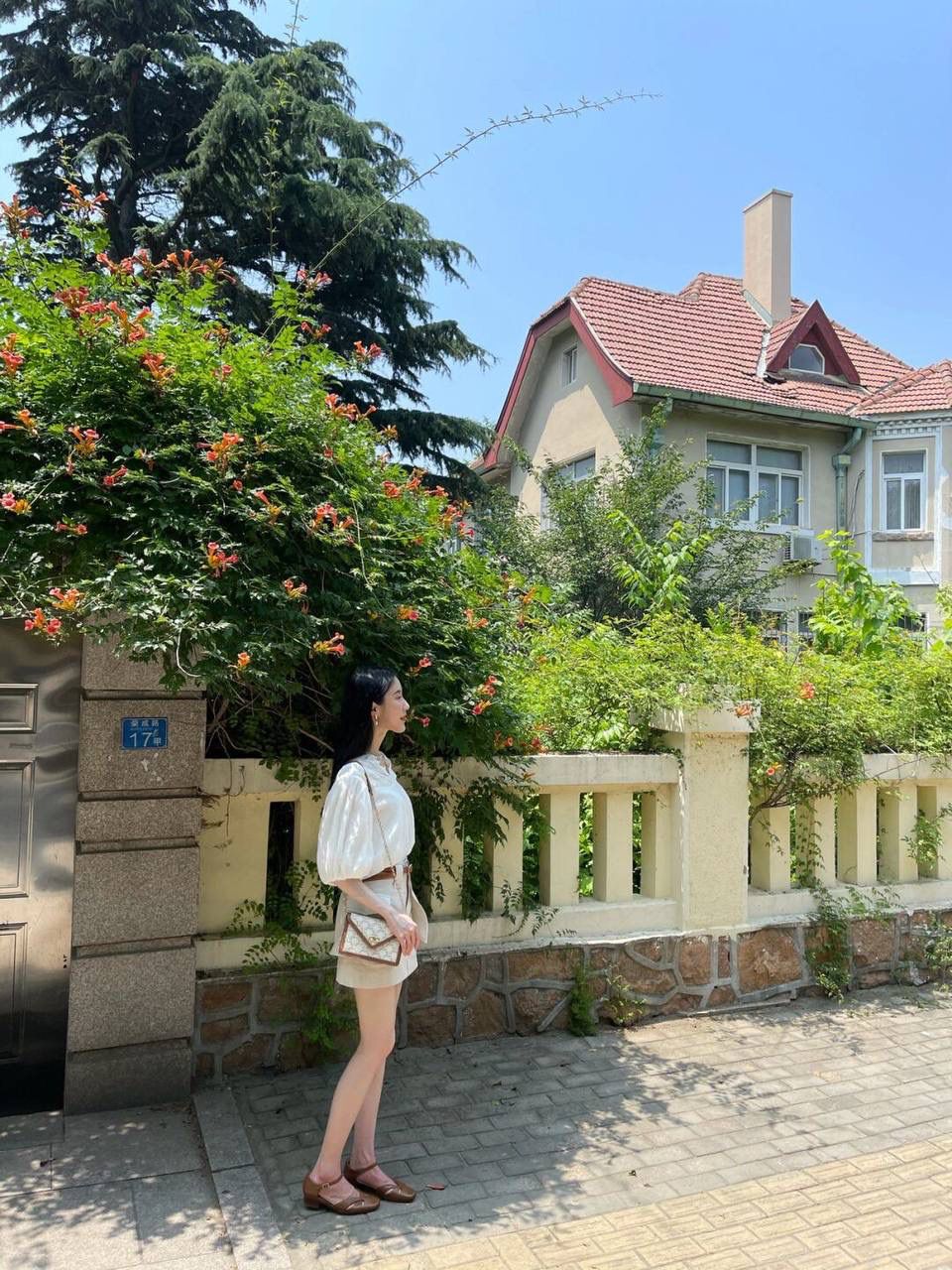 🔥大货实拍图 𝗖𝗘𝗟𝗜𝗡𝗘♥𝗠𝗔𝗜𝗟𝗟𝗢𝗡链条信封包 型号：10H422 尺寸：19.5*13*4cm 白色老花+棕边秋冬背都很好搭～重点是外层帆布，里层牛皮，很耐造！喜欢😍