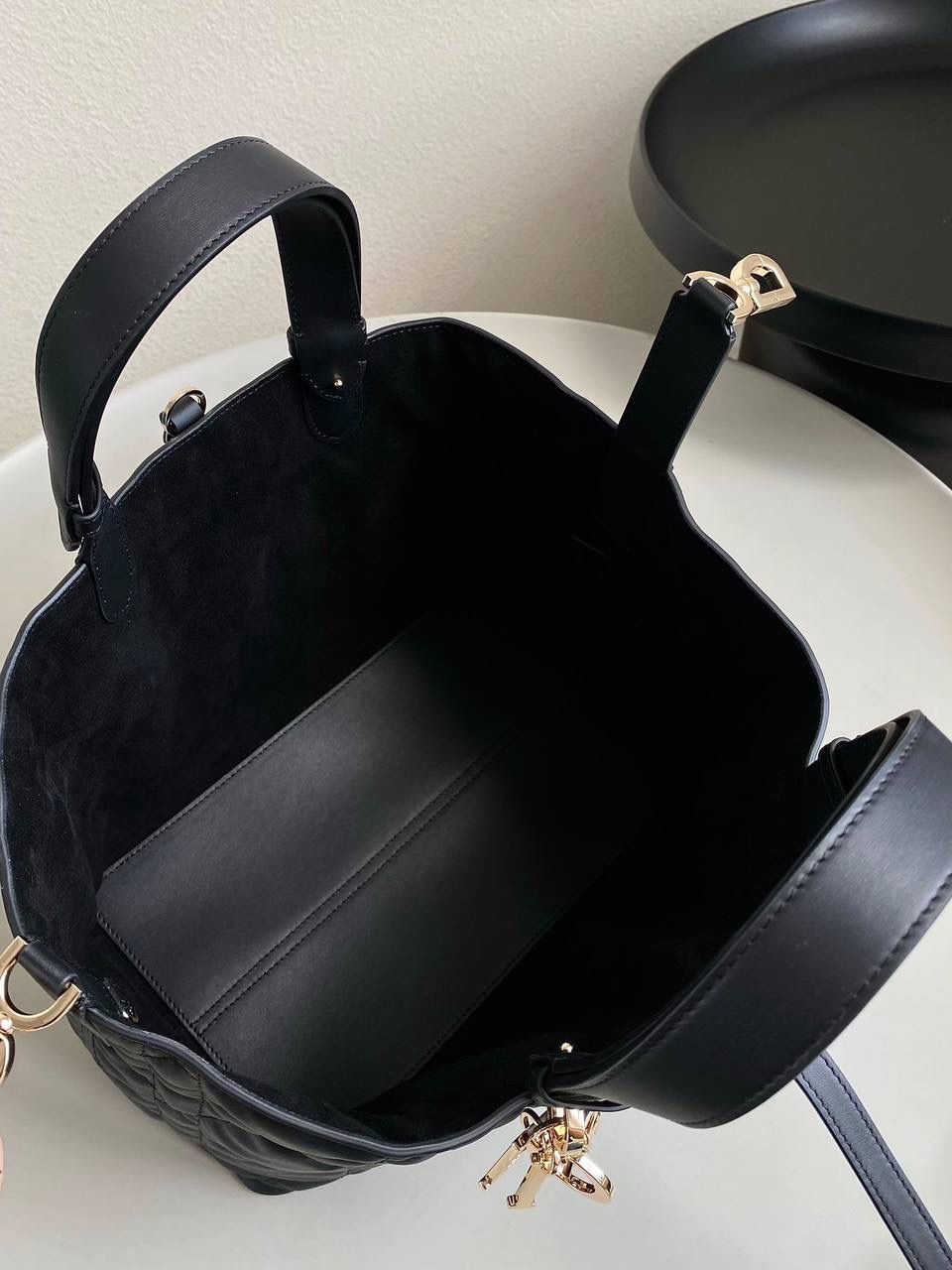 🈶黑色中号 𝗗𝗜𝗢𝗥 𝗧𝗼𝘂𝗷𝗼𝘂𝗿𝘀手袋，大爆款 即出即断，供不应求的一只啊 时尚敏锐度高的早已经抢先背了 比想象中更酷，又飒且慵懒的感觉 熟悉的超大藤格纹和近年来惯用CD搭扣 解开卡扣从方包变成托特大包，真绝了😍✨ 28.5×19×21.5cm，#m1292m