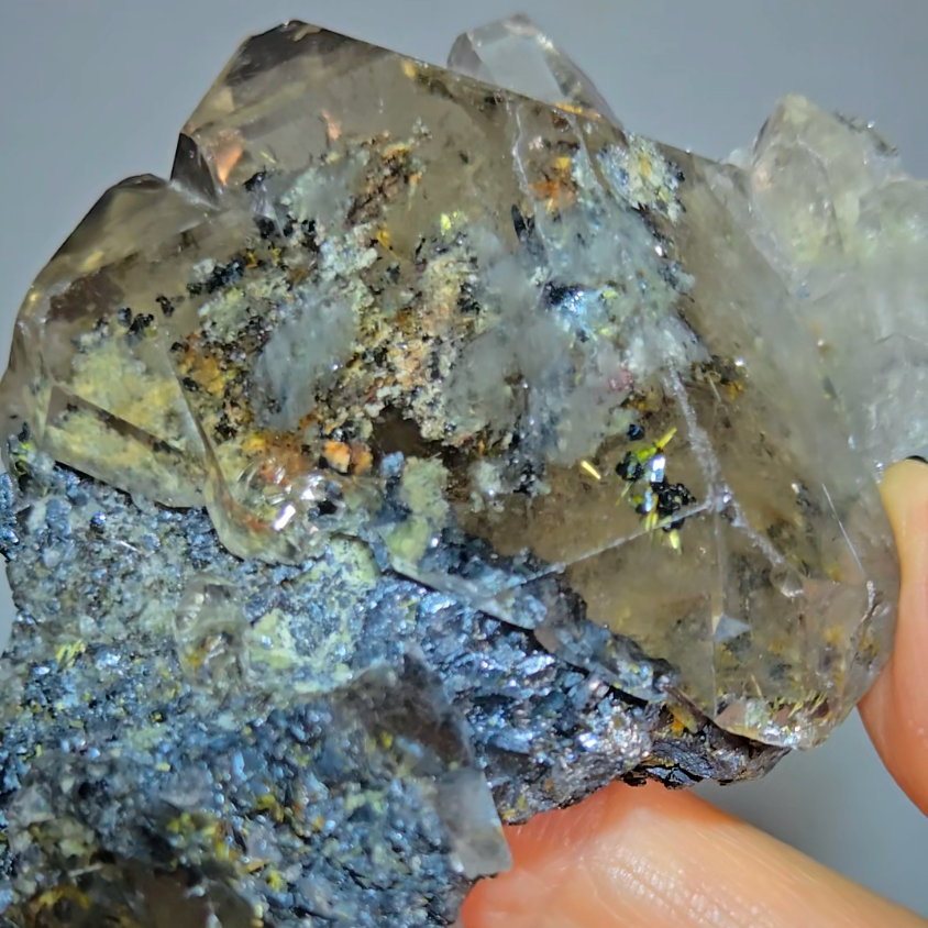 Golden starburst rutiles in quartz on black hematite - RT1444