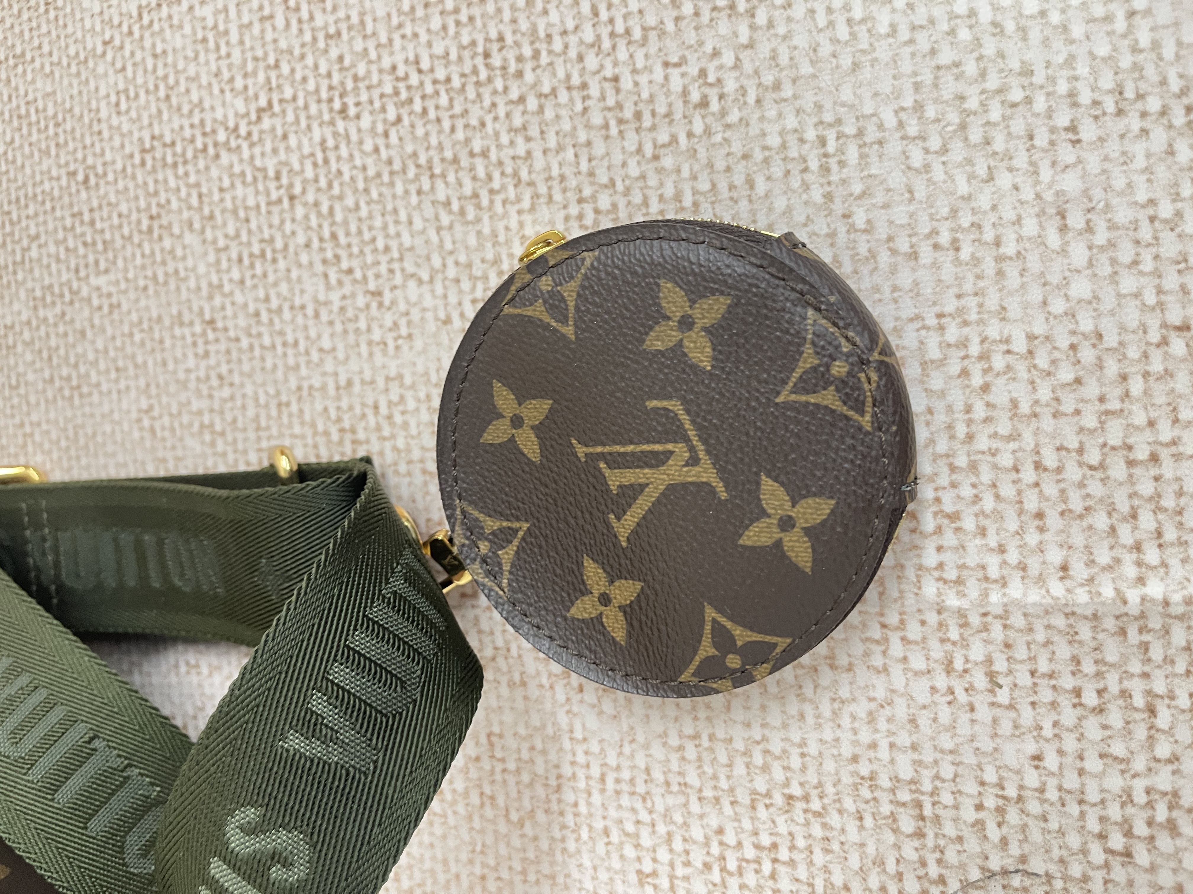 Pre-owned Louis Vuitton 5 in 1/ Product Code: 26041903