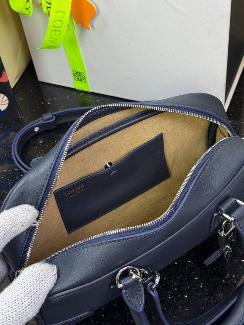 🎈𝗔𝗺𝗮𝘇𝗼𝗻𝗮 23 𝗖𝗿𝗼𝗽𝗽𝗲𝗱保龄球包 ——【杨幂同款‼️独家新品】 尺寸：𝟮𝟯-𝟏𝟏-𝟏𝟎𝗰𝗺 编码：012404 【配全套礼盒】 颜色：深海军蓝 ❤️采用超柔纳帕小牛皮•延续标志性𝘈𝘮𝘢𝘻𝘰𝘯𝘢标识搭配小挂锁🔒作为新图标•重塑为修长法棍比例。 ❤️外部双拉链设计•搭配可调节可拆卸的长肩带•多样化背法😎容量大•小巧包型为当下时尚之追求。