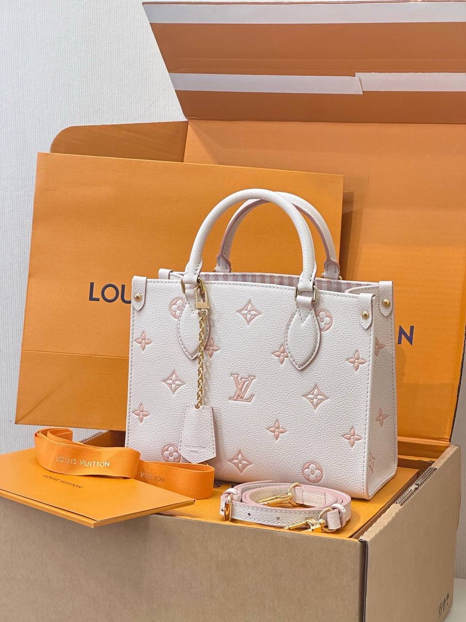 LV Onthego 新款新配色 👜✨ “奶油坚果包”来啦 💕 当经典 Monogram 遇上马卡龙色系，这款真的会让女生直接心动尖叫 😍柔柔的雾乳色，配淡金色五金，看起来就像阳光下的杏仁蛋糕，甜而不腻 🍰包身是压纹粒面牛皮，摸起来软硬刚好，有油润光泽感～细节看得到天然毛孔， 原厂皮质感真的很加分 ✨ 容量也很可以， 虽然不是大号，但日常出门完全够用 👍 📏 尺寸：25 × 11.5 × 19 cm