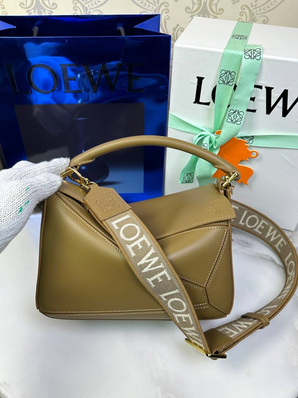 🅰️小号 𝗣𝘂𝘇𝘇𝗹𝗲最新版本❤️ ——（缎面/织带款） ✅经典拼图系列，不规则立体几何设计，最具辨识度的立体廓形和几何美学，顶级进口小牛皮搭配德国沙菲线，独家定制五金，𝗬𝗞𝗞拉链拉头 ✅容量超大，颜值高，四季百搭，新款自带可拆卸𝗟𝗢𝗘𝗪𝗘织带宽肩带‼️ 尺寸：𝟐𝟒-𝟏𝟎.𝟓-𝟏𝟔.𝟓𝐜𝐦 款号：061609织带橡木棕