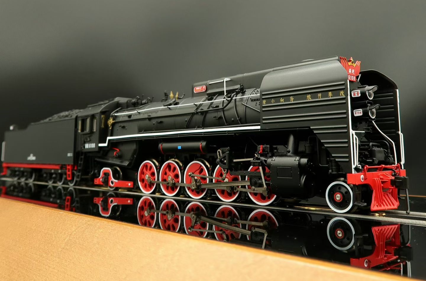  Chinese prototype dynamic smoking steam locomotive - QJ