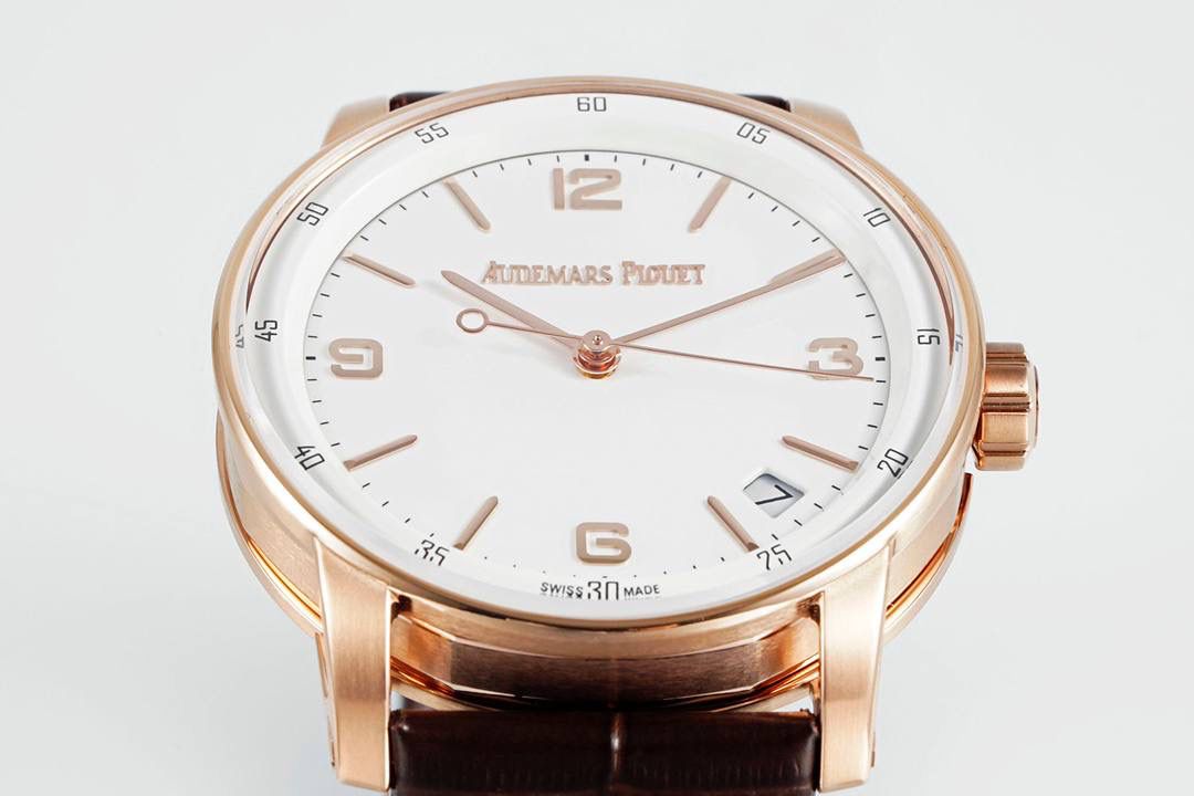 🚀新品CODE15210 系列 爱彼CODE 11.59系列蓝盘大三针自动上弦腕表，表壳直径为41毫米，这一尺寸的设定使得这枚腕表同时适合男士与女士佩戴。与此同时，表壳八角形与圆形融合的设计也让这一系列从一般的圆形表壳腕表中脱颖而出。 根据原版设计，圆形表壳内嵌入八边形中间件，镂空表耳顶部通过焊接固定于超薄表圈上，表耳底部巧妙地与表背构成完美衔接。表圈、表耳和表壳均经过缎面拉丝、斜面倒角与抛光处理。表壳厚度为10.7毫米，可以轻松的塞进衬衣的袖口中。💯🔥