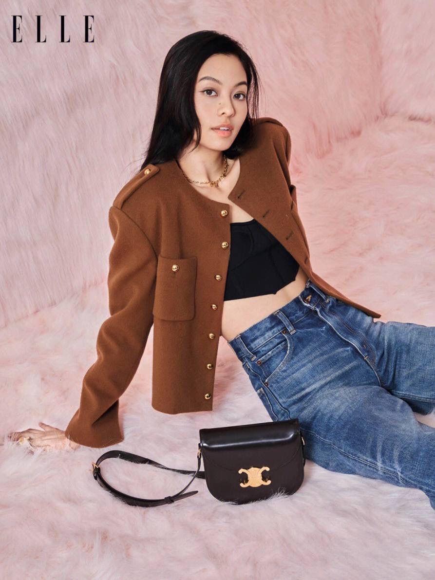 🔥大货实拍图 𝗖𝗘𝗟𝗜𝗡𝗘 ♥ 𝗧𝗘𝗘𝗡 𝗕𝗘𝗦𝗔𝗖𝗘肩带马鞍 型号：110413 尺寸：18.5*16*6cm 这只包除了皮质采用了CELINE 最具标志性的亮泽小牛皮之外，还采用了3种制包工艺(毛边/背缝/滚边背缝)市面上几乎没有品牌会这样大费周章去制作一只手袋。并且一般的品牌手袋的内衬都是麂皮的材质，而这款手袋采用了纳帕小羊皮，表里如一地奢华与精致！✨