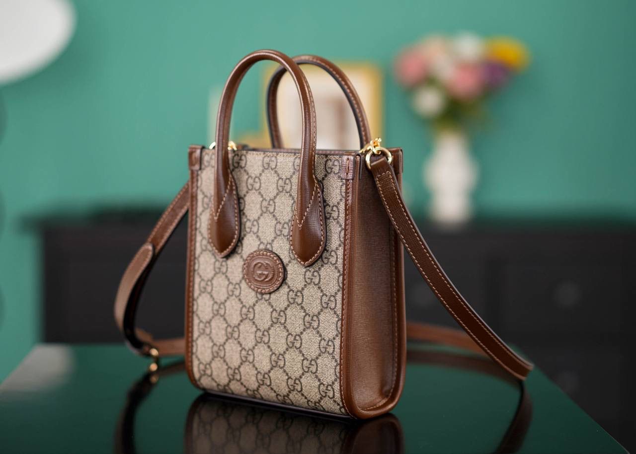 🥯GG Retro系列迷你托特包 棕色16cm 正品售价,500 这款𝐓𝐨𝐭𝐞 𝐌𝐢𝐧𝐢真的巨好看， 强势复古风实力回归， 超赞的高容纳量，看似小巧而精致， 日常出街的高颜值单品，可以说是超级实用！ 调节的肩带设计， 手拎，肩背，斜挎都非常棒~ 官方款号 671623 尺寸：16x20x7cm