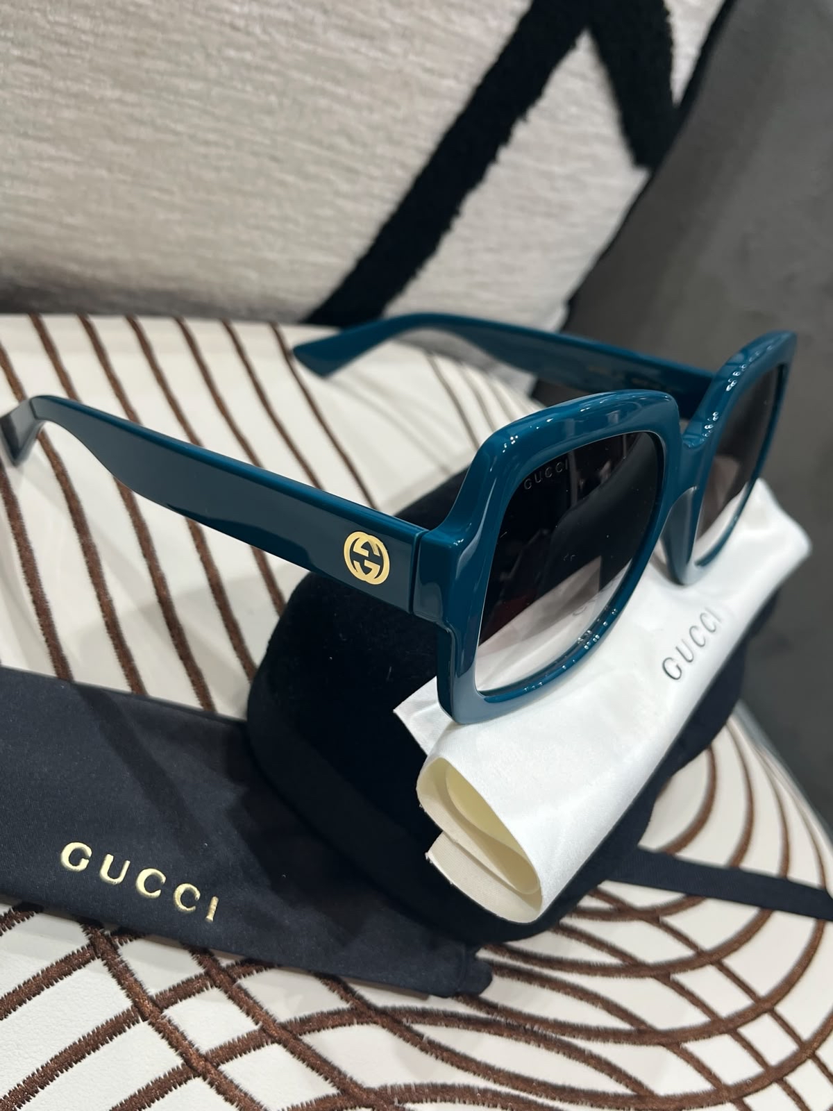 Gucci Sunglasses 100%Authentic, 98%New ✅box
