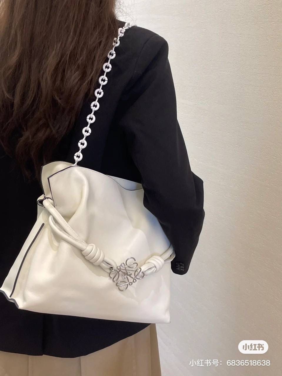 👑人气单品: LOE饰品胸针👑💏【金色/银色】 ❤️纯黄铜，真空电镀18K真金，纯德国进口设备铸造，精湛的手工艺，顶级还原。👌🏻 ❤️尺寸约5.1*4.7*0.15cm