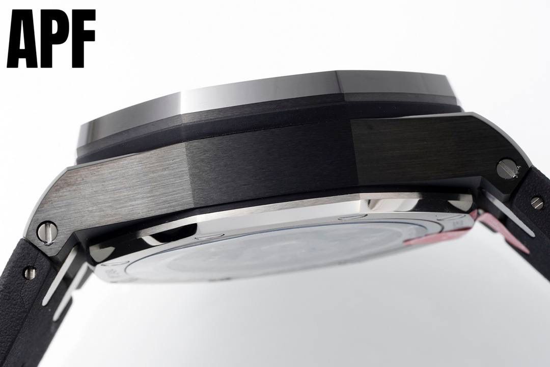 APF厂“新配色”爱彼皇家橡树离岸型26405系列陶瓷腕表 秒杀市面上所有版本“封顶之作 杜绝一眼假”在原有的基础上 潜心研发 突破壁垒 “打破原装封锁技术，同步原装独家计时码表款可松动头粒”使上手最大程度贴合手腕，大大提高了佩戴的舒适 同时也杜绝一眼假的尴尬处境。APF厂真正做到从每一个喜欢手⌚️的表友角度考虑 1. 表壳与圈口的选料，使用进口的氧化锆，无需任何颜料，以超高的压力与超高的温度锻造，形成超高密度的彩色陶瓷 2.采用最新CNC级别的打磨技术，将整个表壳的个个角度完美处理， 3.每颗六角螺丝都与表框处于同一平面上，不接受一丝一毫的凸显与凹陷，真正诠释了何为顶级复刻艺术 4.表盘以爱彼经典的大格纹为背景，层次分明的方格排列，经过完美打磨，将匠人的工艺体现的淋漓尽致 5.镜面采用双面蓝宝石镜片，天然橡胶皮带，6.机芯采用原装3126的计时机芯，十二位的小秒，6点钟位和九点位的12小时计时与30分钟计时，完美的还原了原版的所有功能，每块手表APF厂都经过人工QC确保机芯的稳定性，真正做到无可挑剔 欢迎各位 表友鉴赏💯🔥