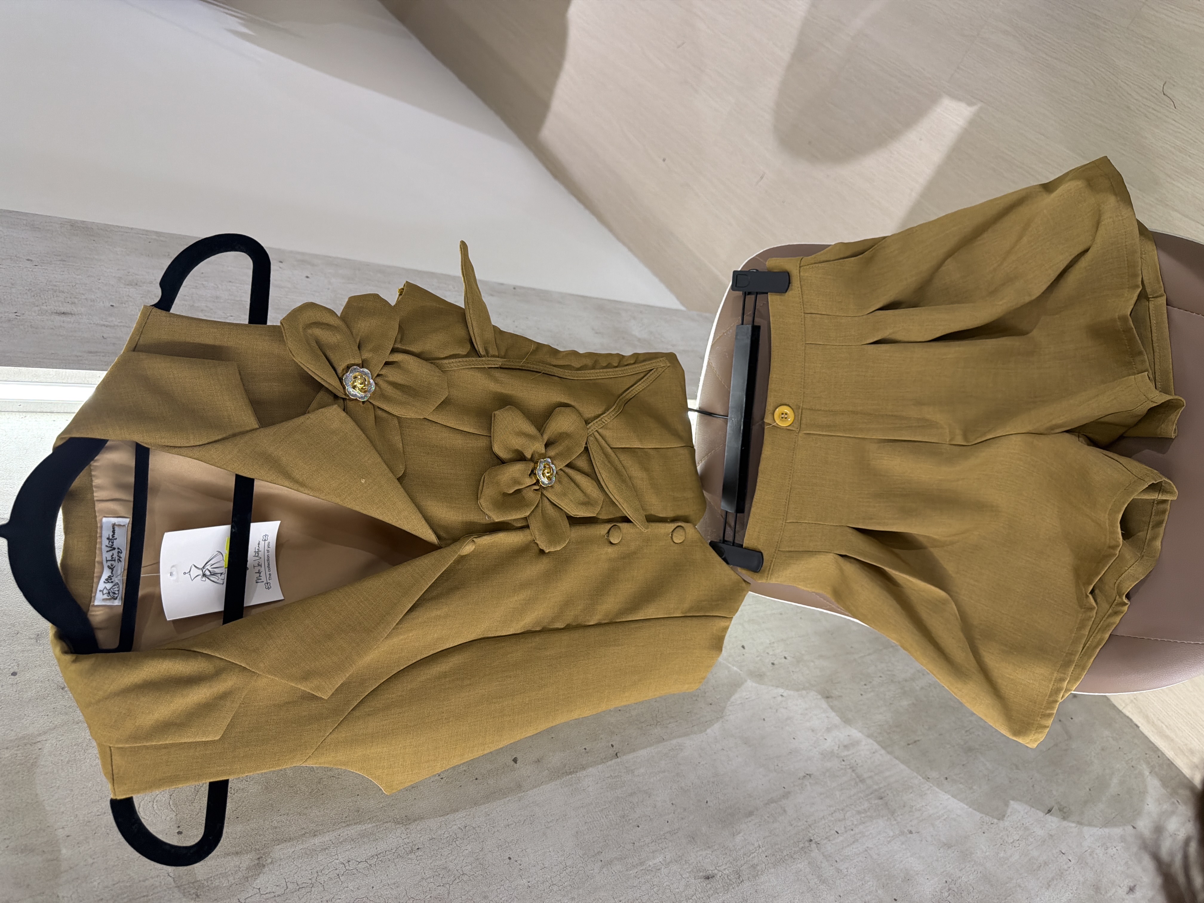 花卉裝飾西装上衣和短褲套裝