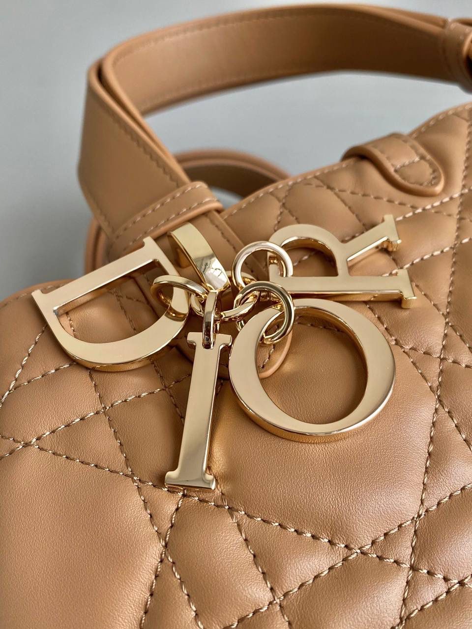 🈶焦糖色小号 𝗗𝗜𝗢𝗥 𝗧𝗼𝘂𝗷𝗼𝘂𝗿𝘀手袋，大爆款 即出即断，供不应求的一只啊 时尚敏锐度高的早已经抢先背了 比想象中更酷，又飒且慵懒的感觉🤩🉑 熟悉的超大藤格纹和近年来惯用CD搭扣 解开卡扣从方包变成托特大包，真绝了 23×15×15cm，#m1292m