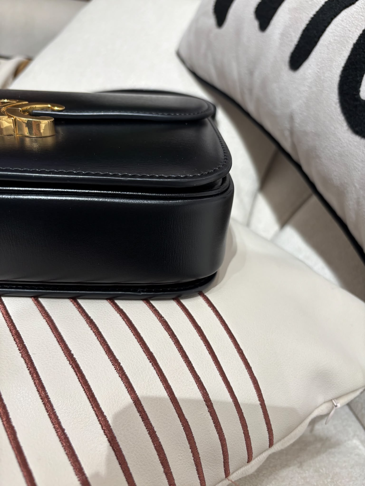 Celine CLASSIQUE TRIOMPHE 黑金凱旋門 box medium flap bag 22x15.5x6cm 100%Authentic ,95%new  ✅tap booklet ✅dust bag✅box  專門店售價$32,000✨📣