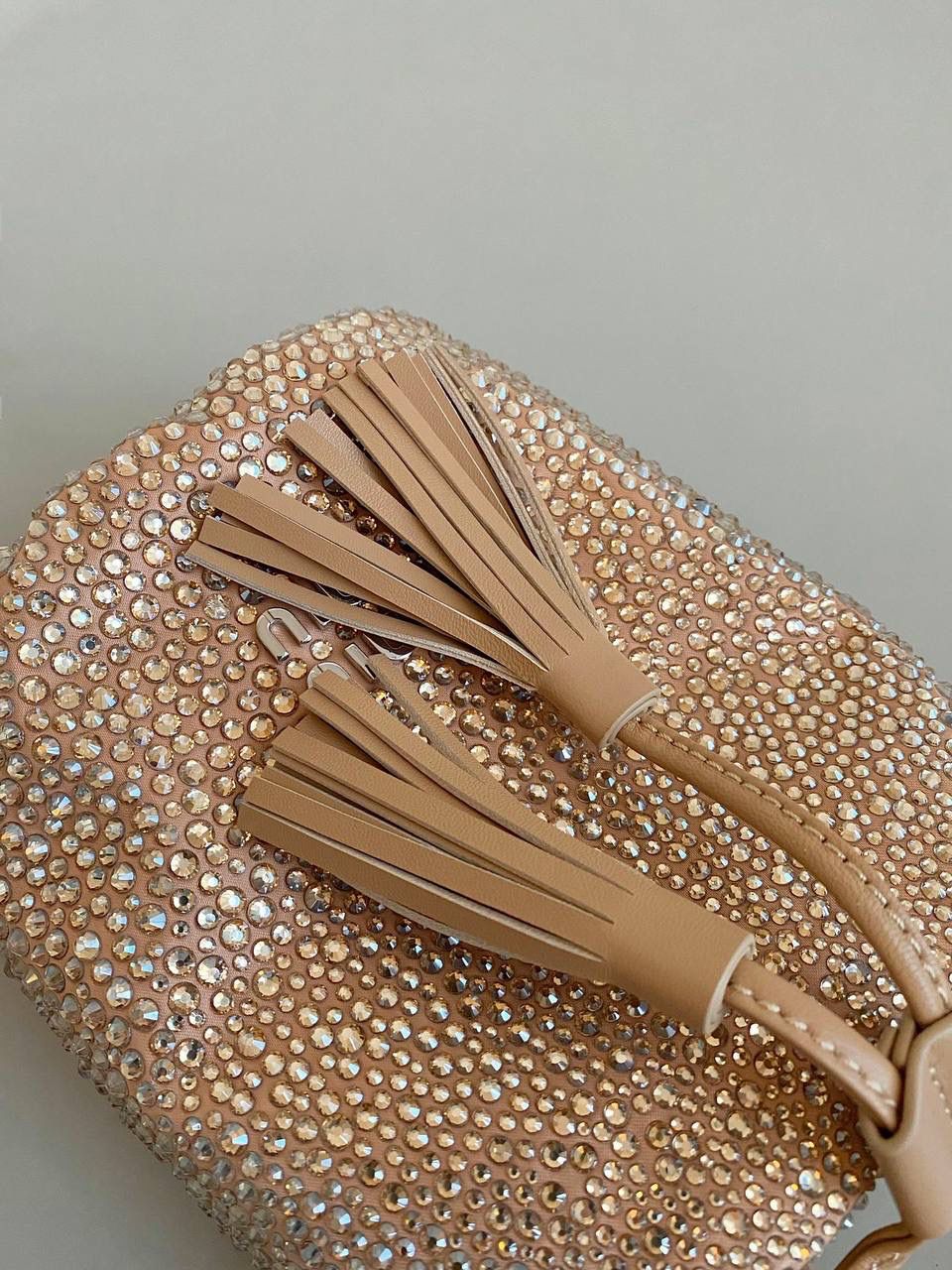 🈶钻石沙黄 𝗠𝗶𝘂𝗠𝗶𝘂满钻水桶包 blingbling的又是多少女生的心头爱 整个包身贴满水晶，搭配软绵绵的小羊皮， 在光线下非常闪✨不管是日常约会， 节日派对 晚宴都会是人群中的抢眼包 15×17×11cm F0053m