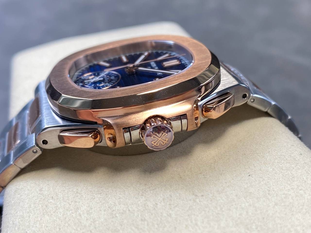 V2版真功能🌐真小秒！3K工厂 百达翡丽鹦鹉螺5980/1A-014多功能计时腕表V2版本，真小秒、真功能！【表壳】腕表尺寸40.5毫米，同正品一致的枕型表壳采用正面拉丝，侧面抛光的两种工艺组合，层次感分明，质感十足。尽显精湛工艺。【表带】采用原装表带一比一量身打造，每节表带的中央抛光部位，都能呈现钻石的形状，尽显高级质感。【机芯】3K厂采用定制版PP.CH28-520机芯，完美还原正品，时分秒，日期，和计时大秒功能。3K匠心之作，欢迎各位表友品鉴🌐