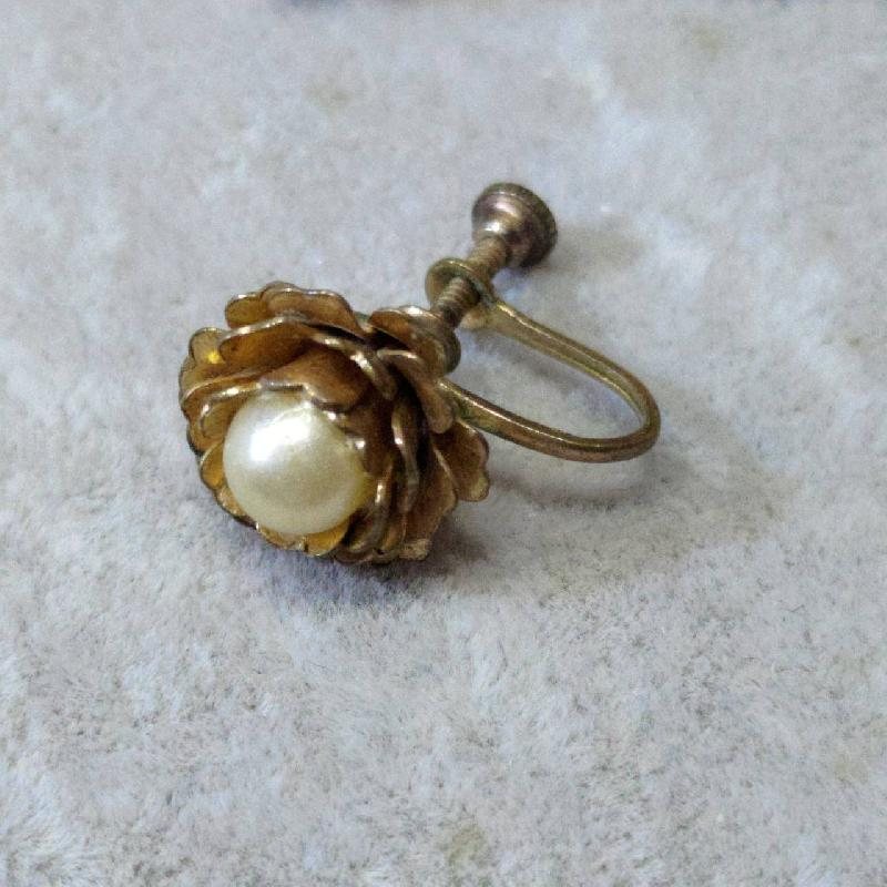 C.a. 1950s American Layered Rose with Faux Pearl Accent Screwback Earrings (EA0525)
