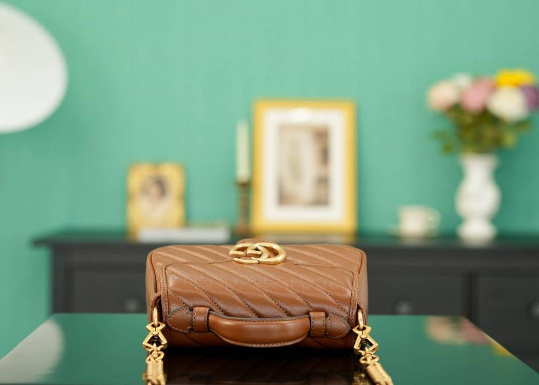 👜🔥Marmont系列绗缝手提包邮差包 焦糖色 21cm （原厂皮 全铜五金） 正品售价,500 独家原厂皮发售 限量级别 意大利原材料开发，这个大小简直是最完美的尺寸，什么随身携带的东西都可以轻松收纳，能手拎也可以单肩斜挎，自重轻，超级百搭不挑人~好看极了！！！ 官方款号 547260 尺寸大号：27x19x10.5cm 小号：21x15x8cm