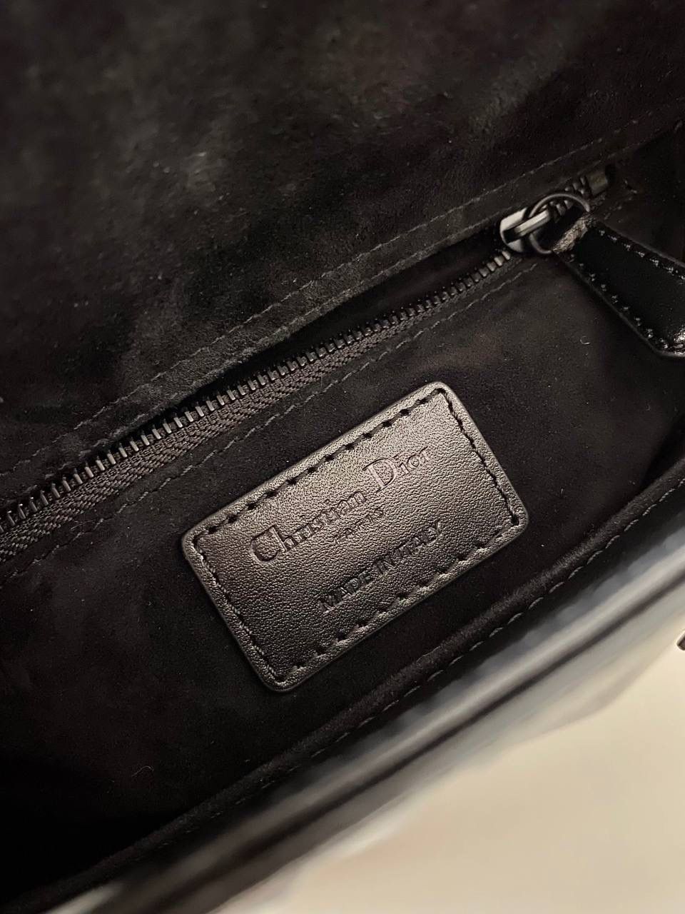 🈶钻石黑 𝗗𝗶𝗼𝗿 𝗟𝗮𝗱𝘆 𝗯𝗮𝗴四格 特殊处理的哑光牛皮钻石藤格纹 八个切割面挺括有型，全套磨砂材质五金 复古时髦感超强，真是什么场合都可以把住 绝对是lady中的天花板了，强势出圈啦姐妹们 （配送8个五金字母） 20×16.8×8cm#4360m