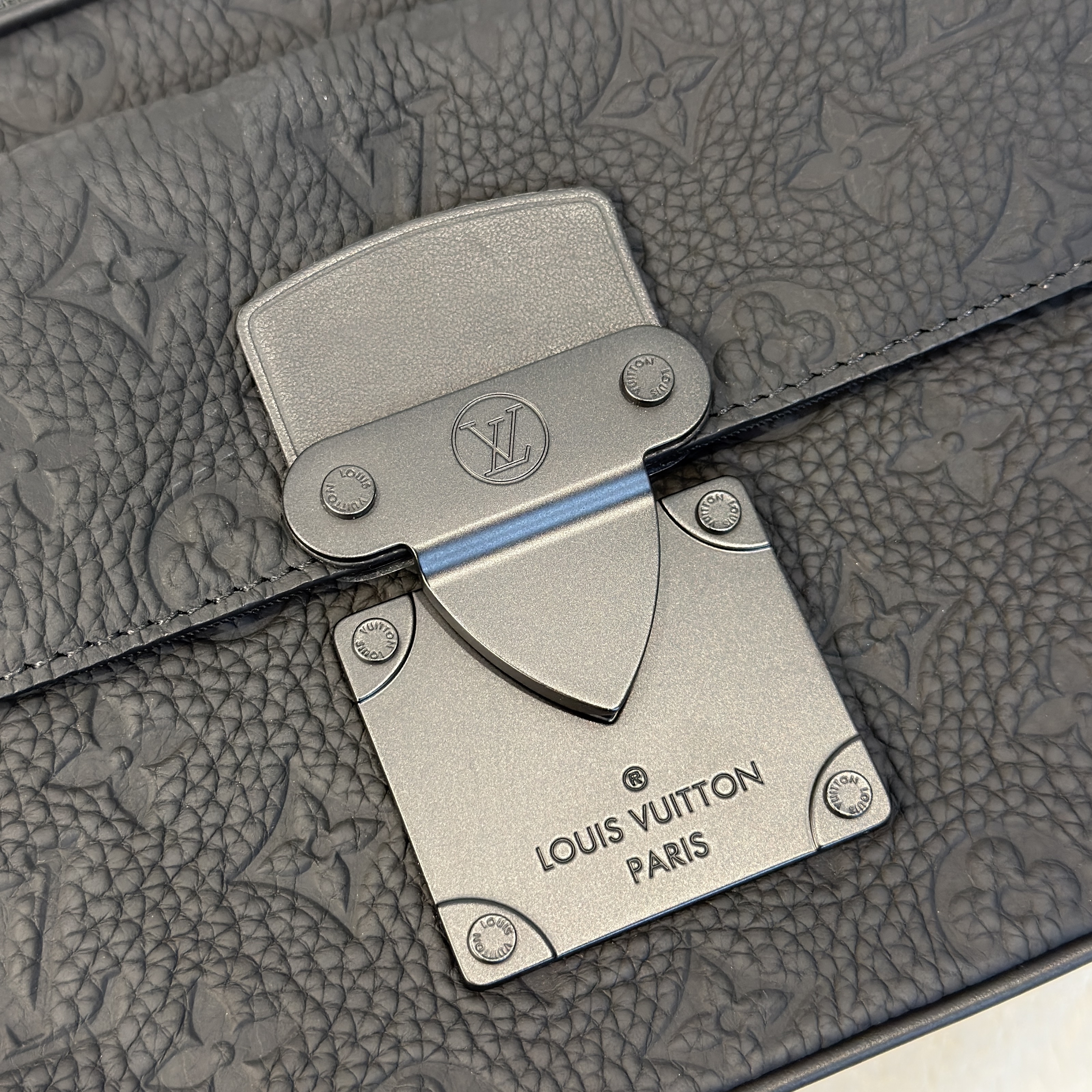 LV S-Lock Messenger 最型格暗黑風格🖤情人節回禮一流❤️‍🔥 