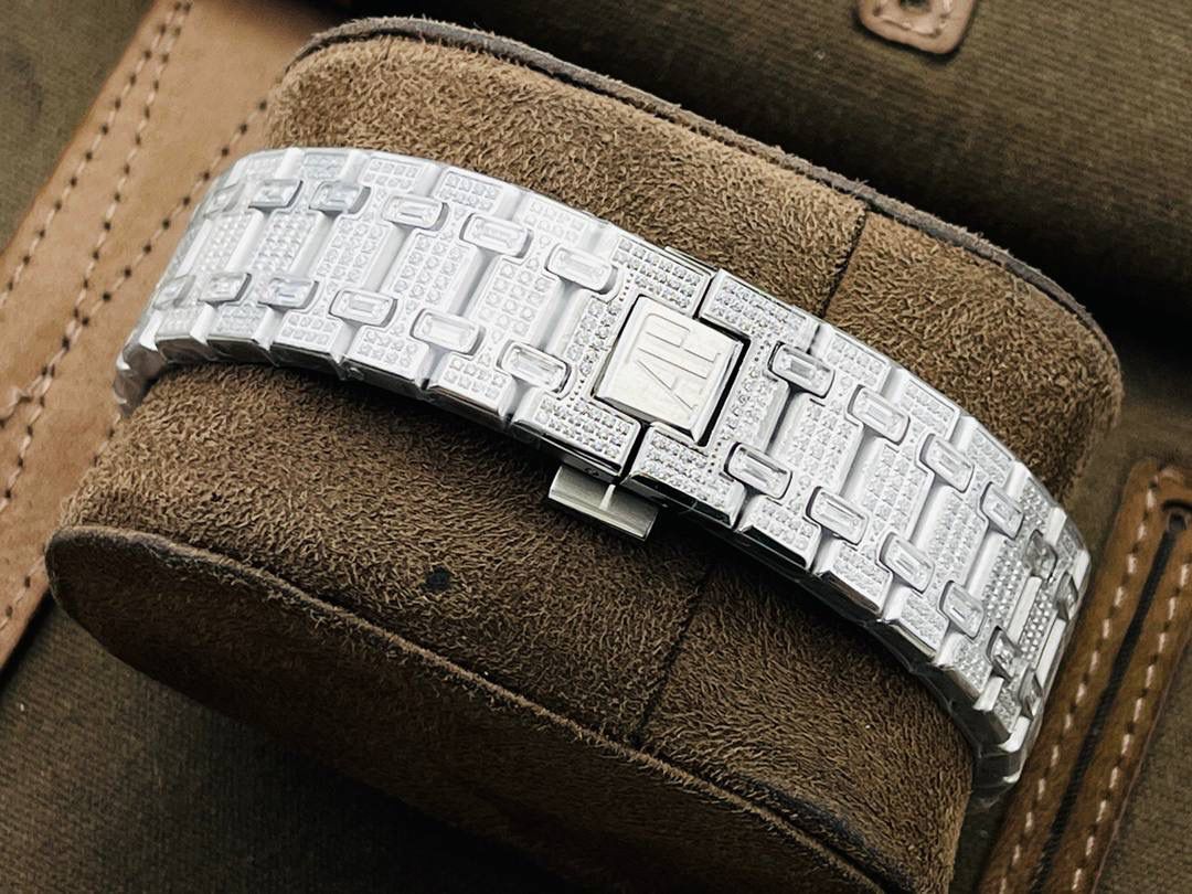 市场V4最高版本 爱.彼皇家橡树15400满天星系列腕表！🔥💯 1⃣️搭载进口9015机芯机械改装Cal.3120机芯，走时精准！ 2⃣️直径41MM！厚度9.8MM！ 3⃣️全表采用高亮度钻镶嵌，技艺精湛，不掉钻！ 4⃣️采用圈口可拆卸结构，市场大部分版本圈口不能拆卸！ 5⃣️316L全钢精磨工艺，质感更好！ 6⃣️全钻表盘，搭载高端指针！