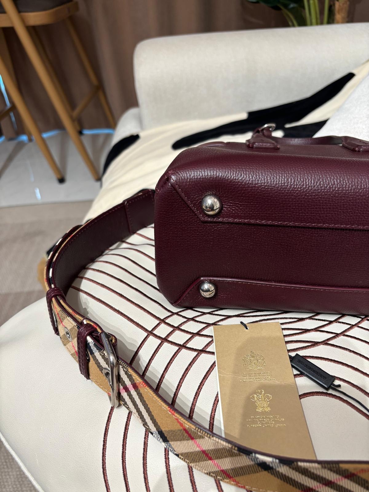 Burberry shoulder bag wine calfskin 100%Authentic,95%new ✅塵袋