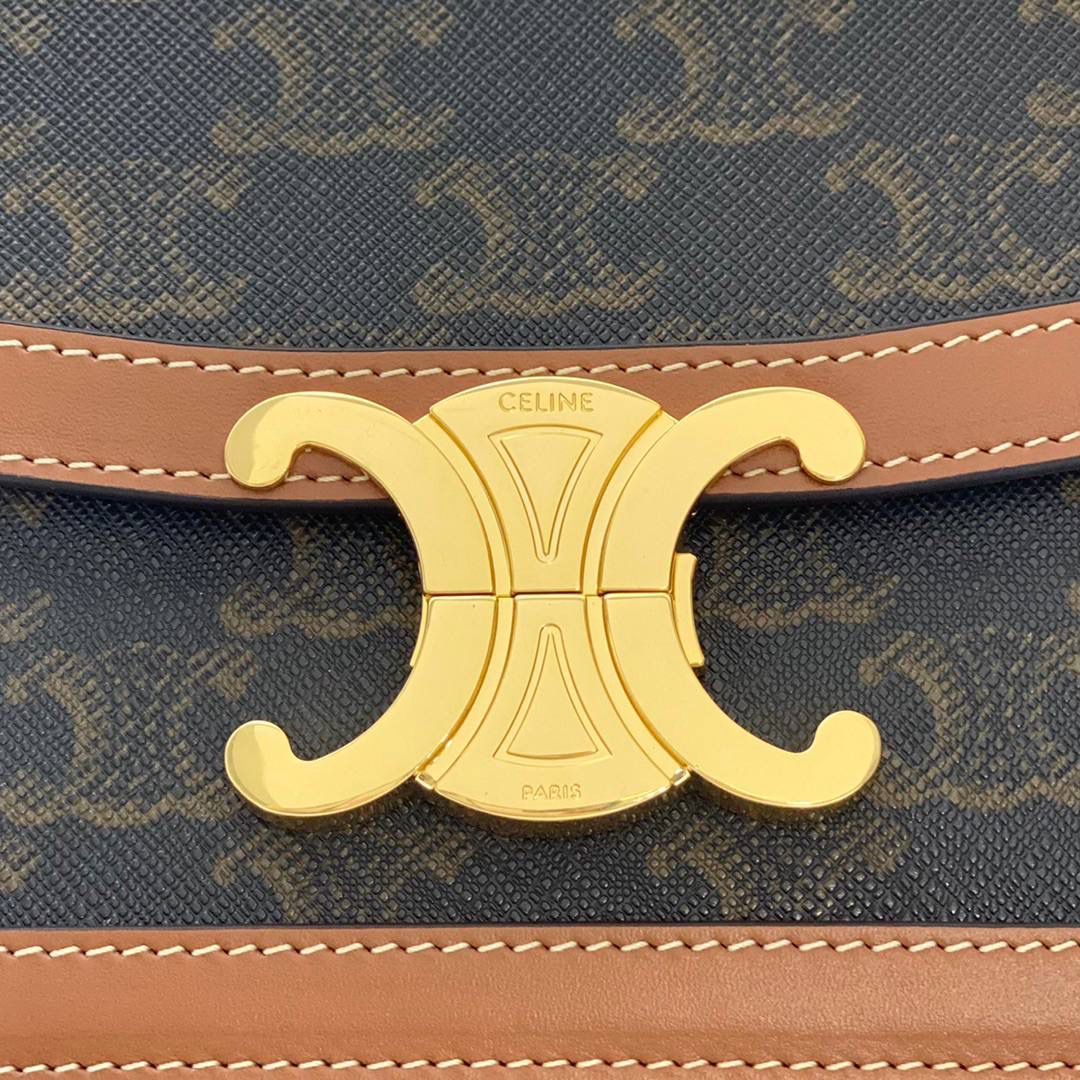 🔥大货实拍图 𝗖𝗘𝗟𝗜𝗡𝗘 ♥ 𝗧𝗥𝗜𝗢𝗠𝗣𝗛𝗘 𝗧𝗘𝗘𝗡 𝗕𝗢𝗫小号 在原来的锁扣上加了CELINE首字母凯旋门扣，完完整整的巴黎血液注入啊！将复古元素与品牌一向拿手的利落线条相结合，气质 高贵！ 型号：188882 小号尺寸：18.5*14*6cm