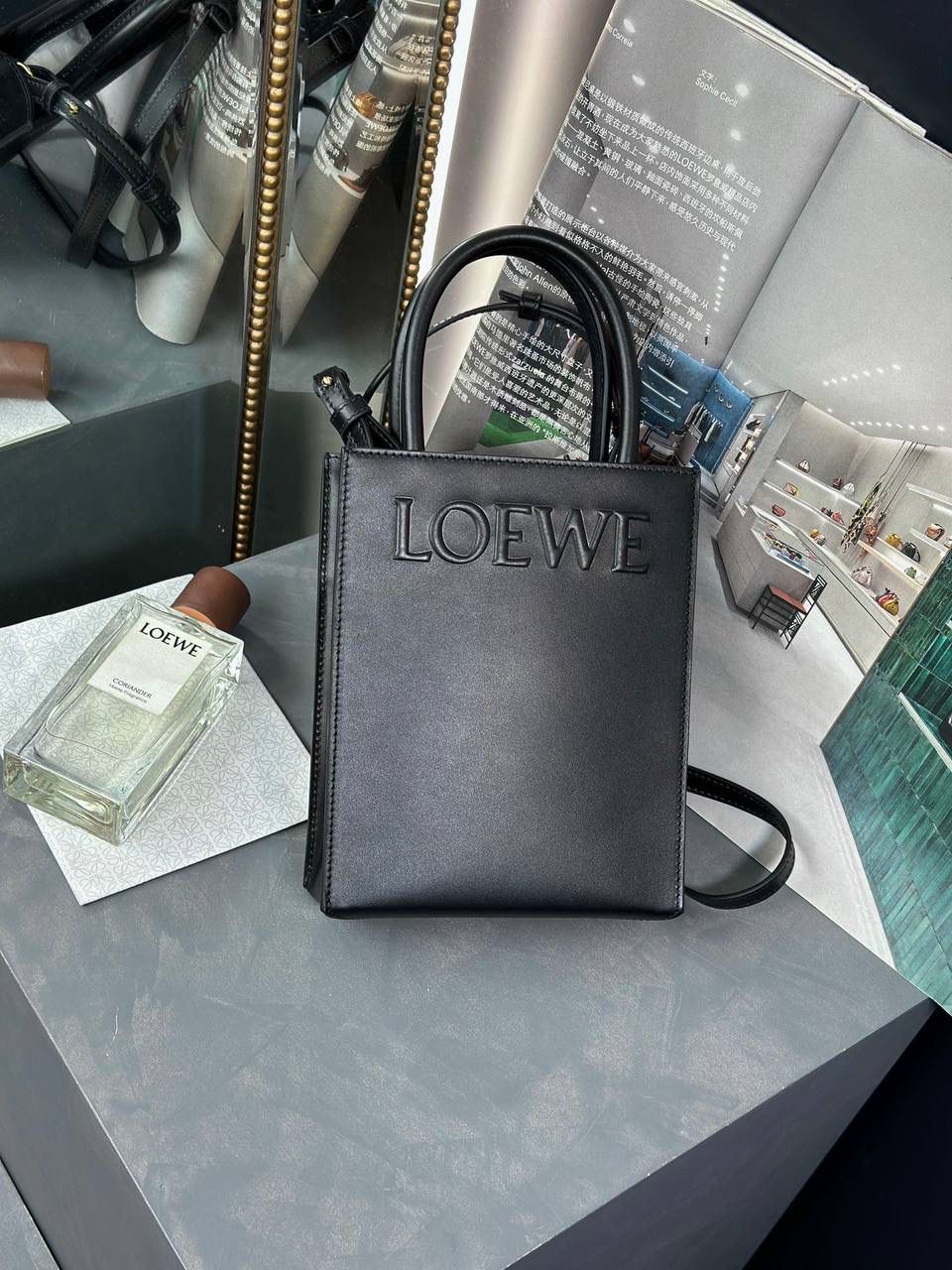 Standard A5 Tote手袋/黑色😍 小号尺寸:21-17-6cm 编码:652307 采用底部信封结构，可通过顶部提手或可拆卸肩带携带，油亮牛皮革制成，正面饰有徽章压纹，内衬人字纹棉纺布衬里。