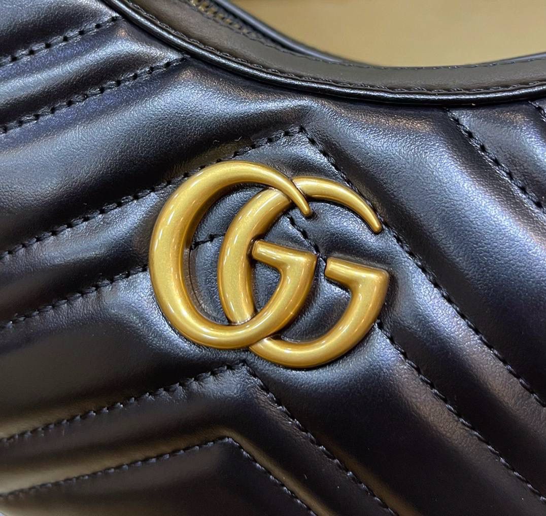 ✈️✈️✈️🔥𝐌𝐚𝐫𝐦𝐨𝐧𝐭系列半月包# ▫️型号：699514 ▫️尺寸：21.5*11*5cm 马尔蒙系列腋下包经典回归 四季热卖款，以月牙造型为特色，原厂牛皮立体绣花工艺饱满度很赞➕全铜五金❗️包包的轮廓很贴切身体的线条，可腋下手拎斜挎，性价比超高的一只.简直就是行走的种草机！