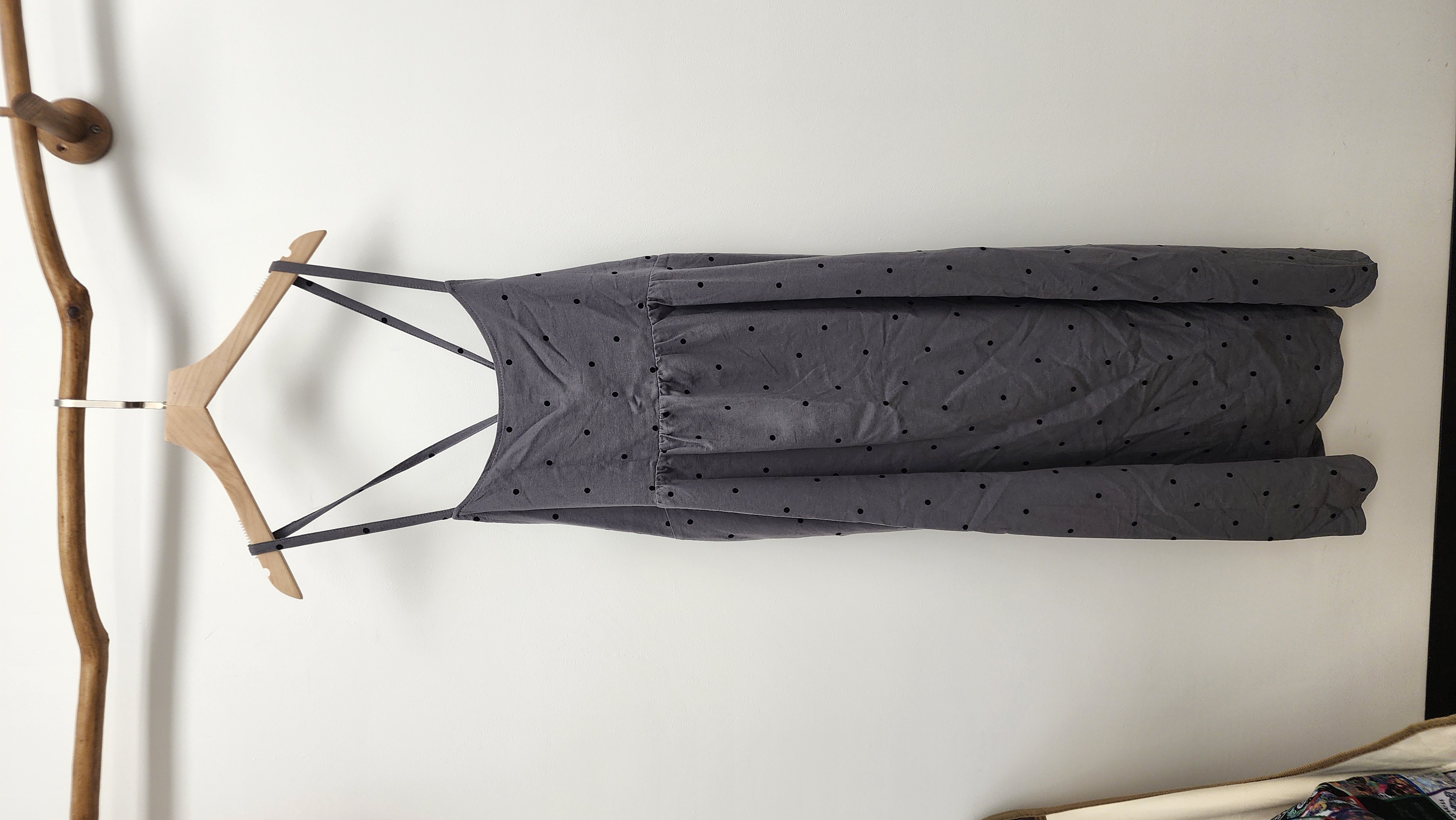 日牌炭灰拼黑波點吊帶連身裙