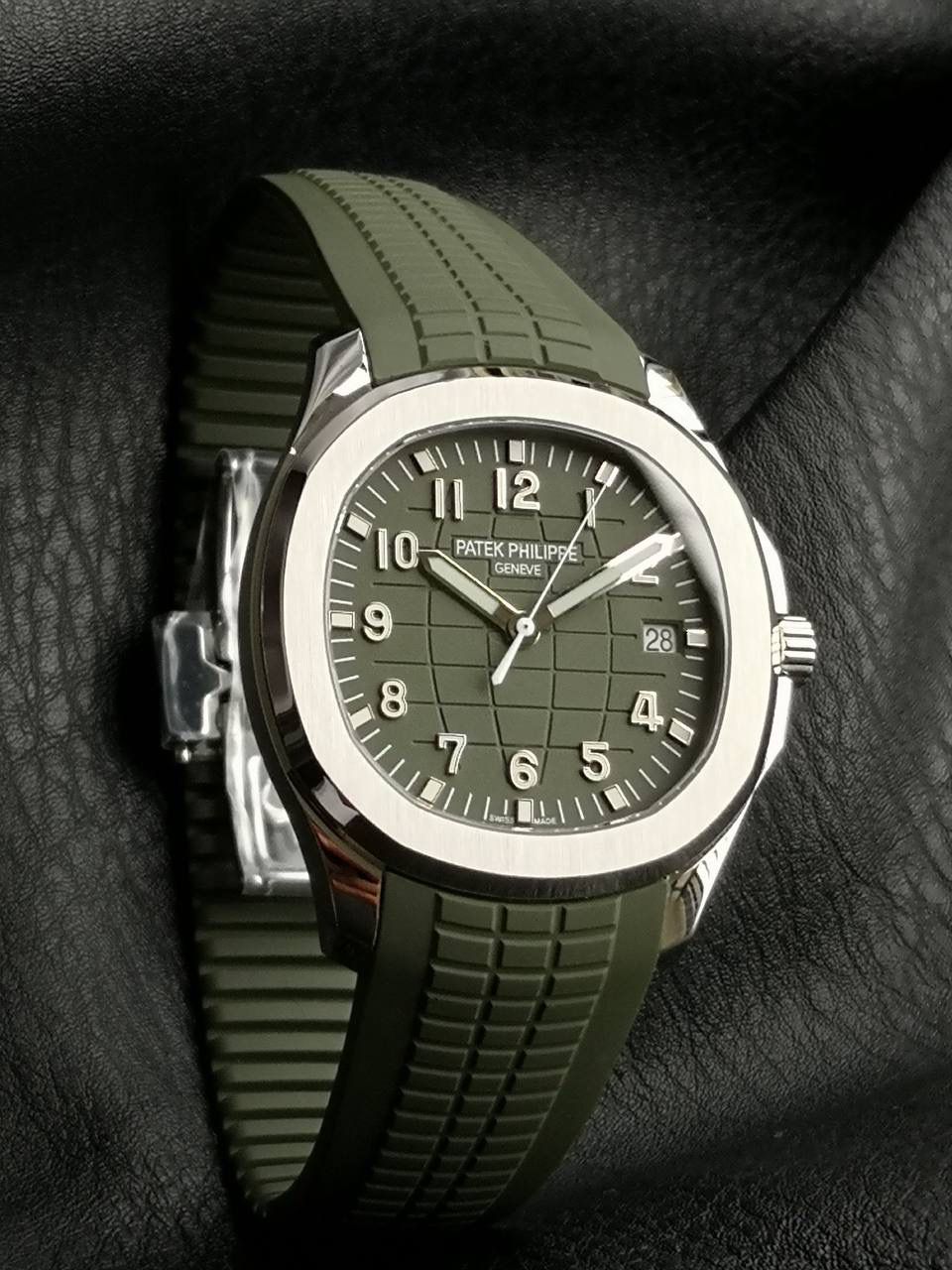 百达翡丽 5168G 配重手雷 1.壳套采用特殊材质CNC原版数据开模，整表重量和正品几乎没有区别，不同于市场普通版本上手轻飘飘，整表120克重 2.机芯选用324/330 一体开模机芯(3k同源机芯) 3.表壳尺寸42mm 厚度8.3mm(跟足原版) 4.所用配件，字面，针，胶带严格参照原版颜色开模定制，精益求精 5.表壳不锈钢 内部加重 承诺所有本厂出的配重表款绝不掉皮，掉皮无理由更换全新 6.表扣 表壳全部冲压贵金属logo 非腐蚀激光垃圾工艺！