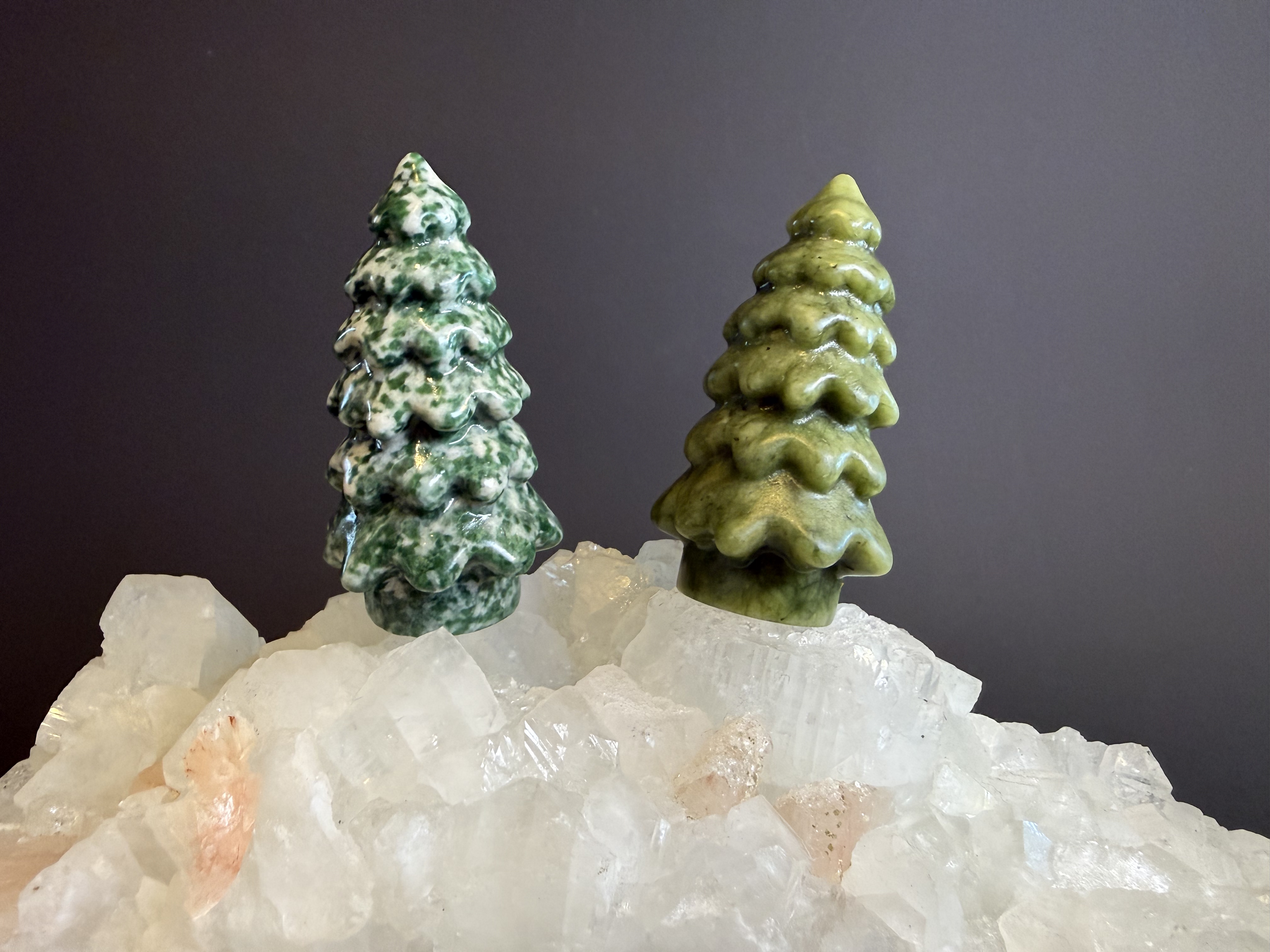 岫玉／青海翠聖誕小樹擺件｜Xiuyan Jade／Qinghai Cui Christmas Tree Ornament｜約3.5 × 6cm