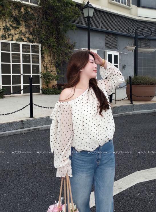 B34(5260) 法式气质斜领波点系带边肩糖果袖杏上衣