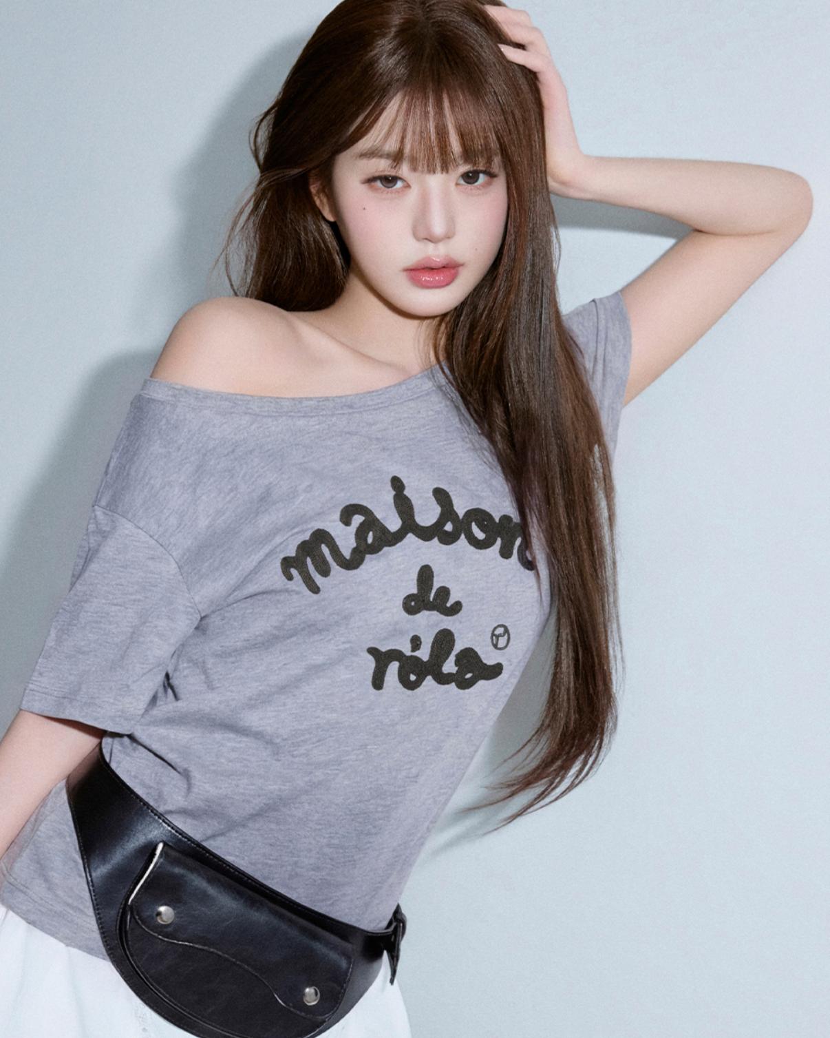 4月新款都有獨家優惠🤩 🎀Rolarola 🎀 IMAISON DE ROLA EMBROIDERY OFF shoulder T-SHIRT 原價53000won 獨家折扣優惠 size: free Grey/black /white 29/3 23:59截單