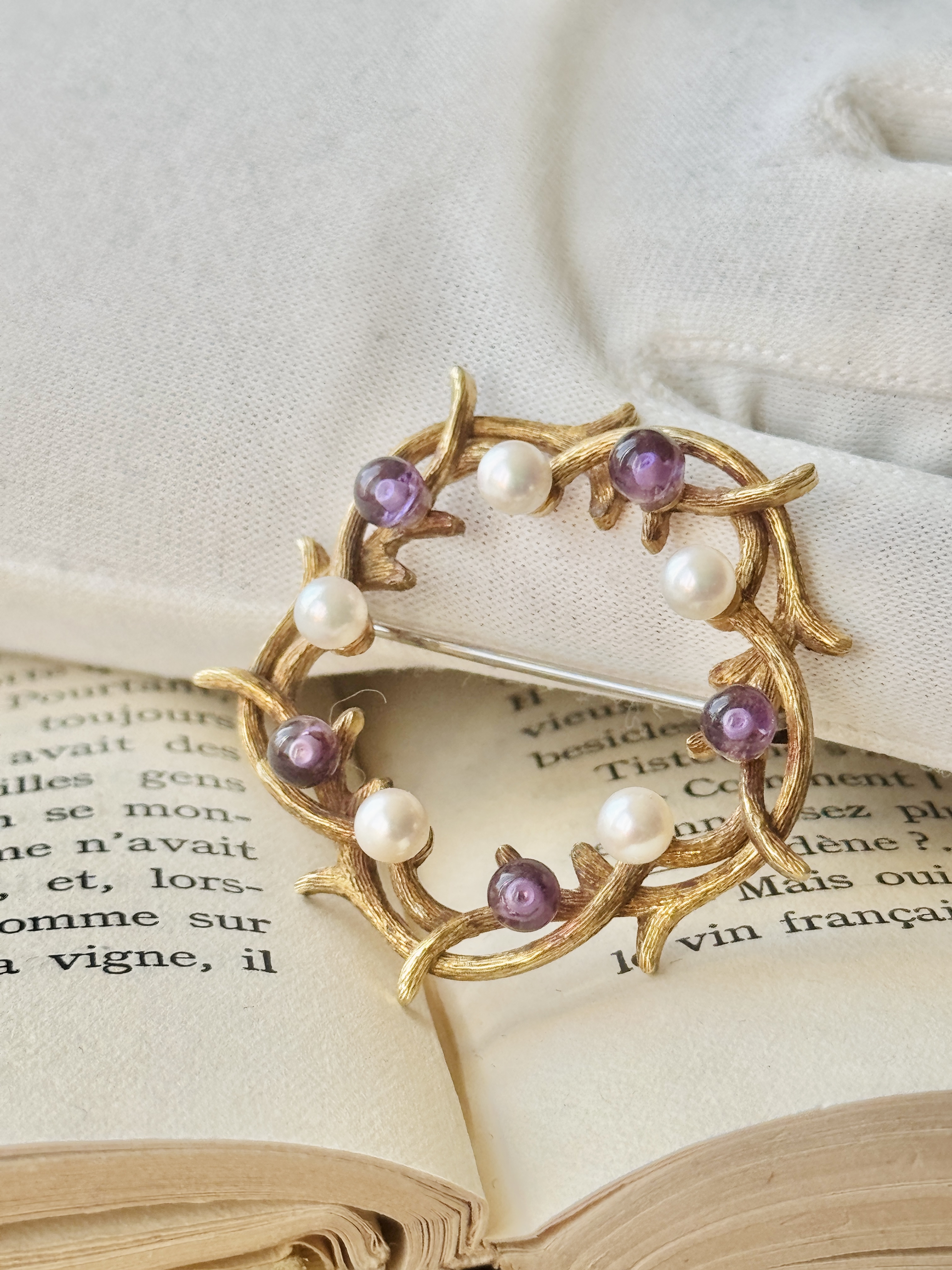 C.1950s Krementz Coral Wreath Purple and Glass Pearl Openwork Brooch (NZ129)