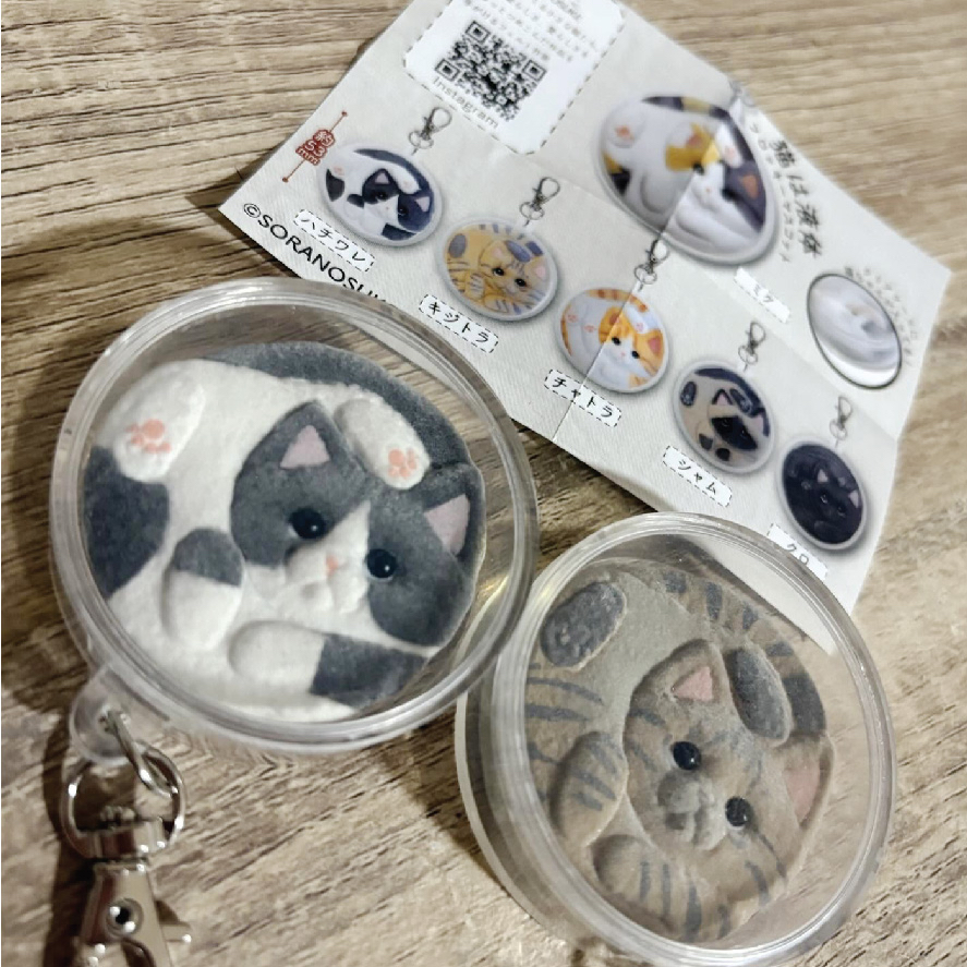 貓咪是液體植絨吊飾 