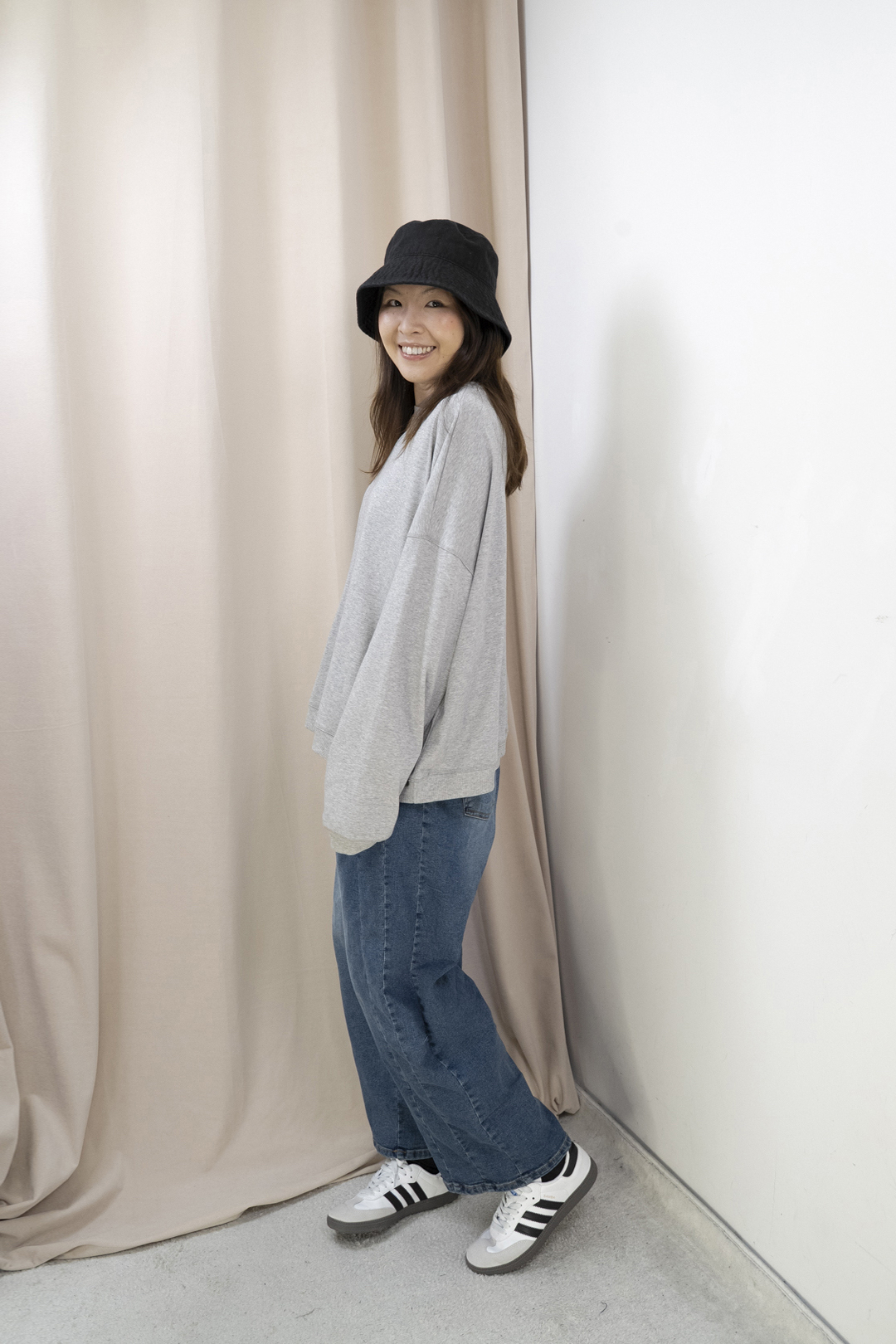 輕軟薄倒三角造型明線上衣（淺灰色）