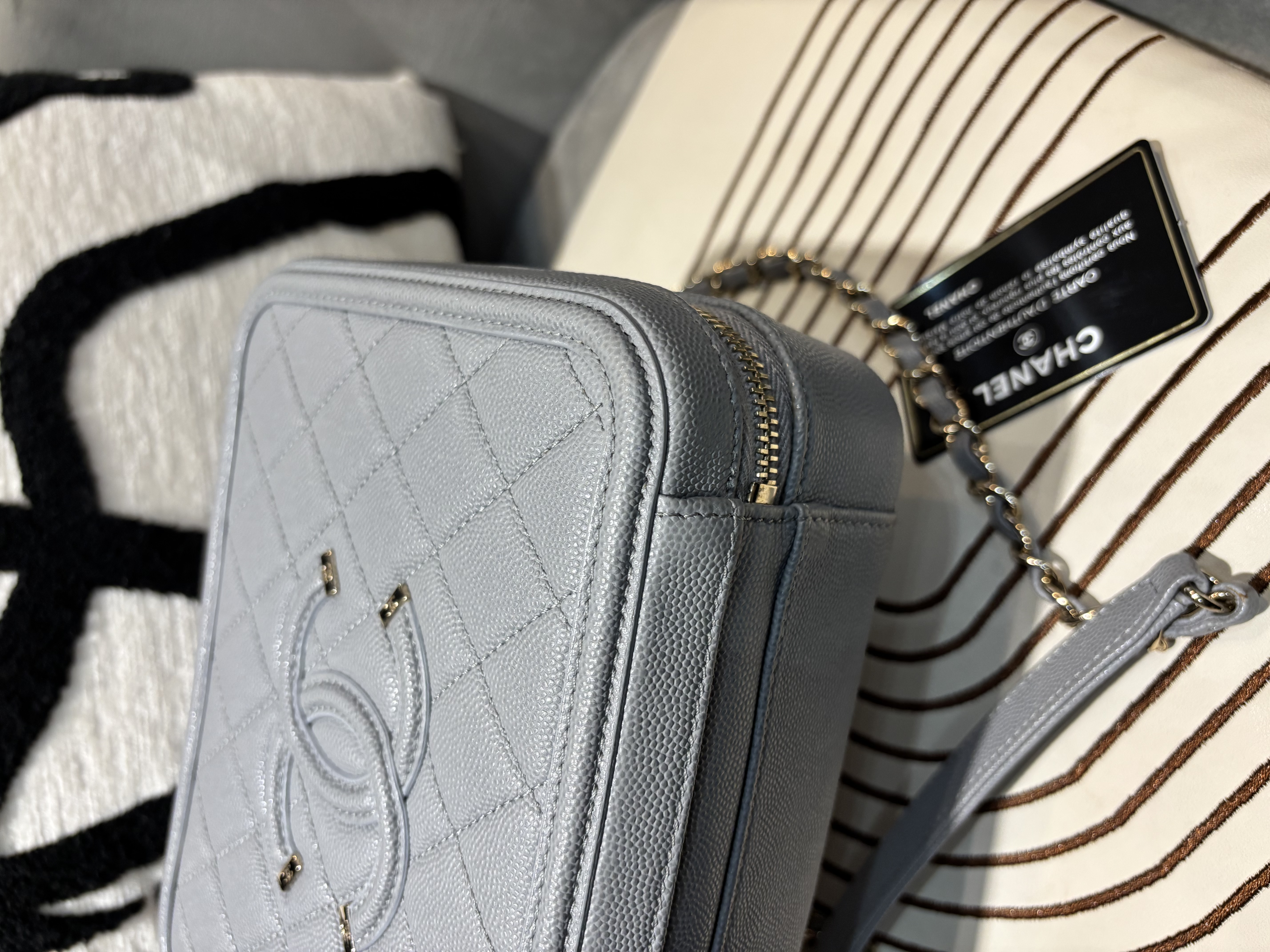 Chanel CC Filigree Shoulder Bag Grey 100%Authentic, 95%New ☑️29Card☑️Dust bag