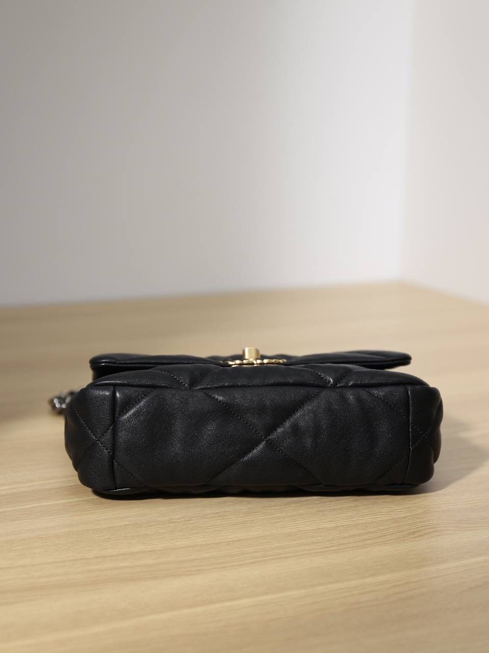 chanel 19 bag 经典黑色👜❤️‍🩹 独家渠道货 方框 原厂正品皮 小羊皮系列 以诞生年份2019命名的小香19手袋 每针每线都是符合正品工艺 尺寸：16 x 26 x 9cm