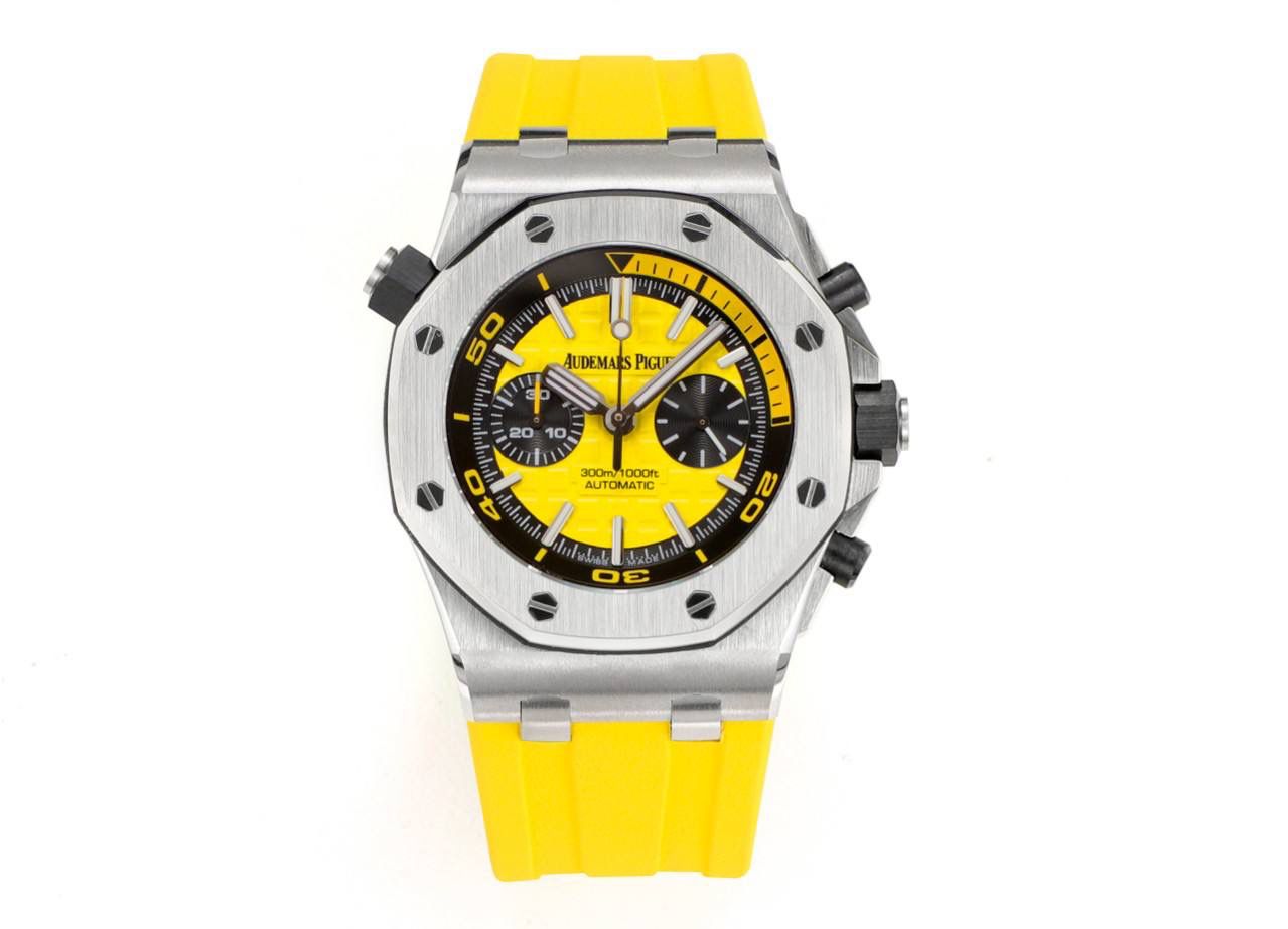 🚀AP爱彼皇家橡树系列水果腕表💯 型号：26703 跑秒计时自动机械男表 搭载原版cal.3124机芯 直径：42mm 超强夜光 1.表壳材质选用的316L精钢，经过CNC一次成型锻造了42mm的表径，表壳在经过拉丝工艺多次打磨抛光后做到了无懈可击，包括螺钉也一致还原 2.表盘字面格纹错落有致，立体感很强。刻度线粗细程度以及长短均与正品保持一致。条钉时标内部填充超强夜光材料。两组小圆盘对称分布，就像两只小眼睛。盘面内有一圈一圈的放大环，细节处理很到位。 3.橡胶表带表面的磨砂质感很强.采用无味不沾灰尘的进口橡胶，只为提高佩戴的舒适感 4.前后玻璃都采用蓝宝石水晶镜面玻璃，镜面通透性也很强。这款腕表采用3124机芯，做到了外观和正品的极其相似，走时精准稳定！！！