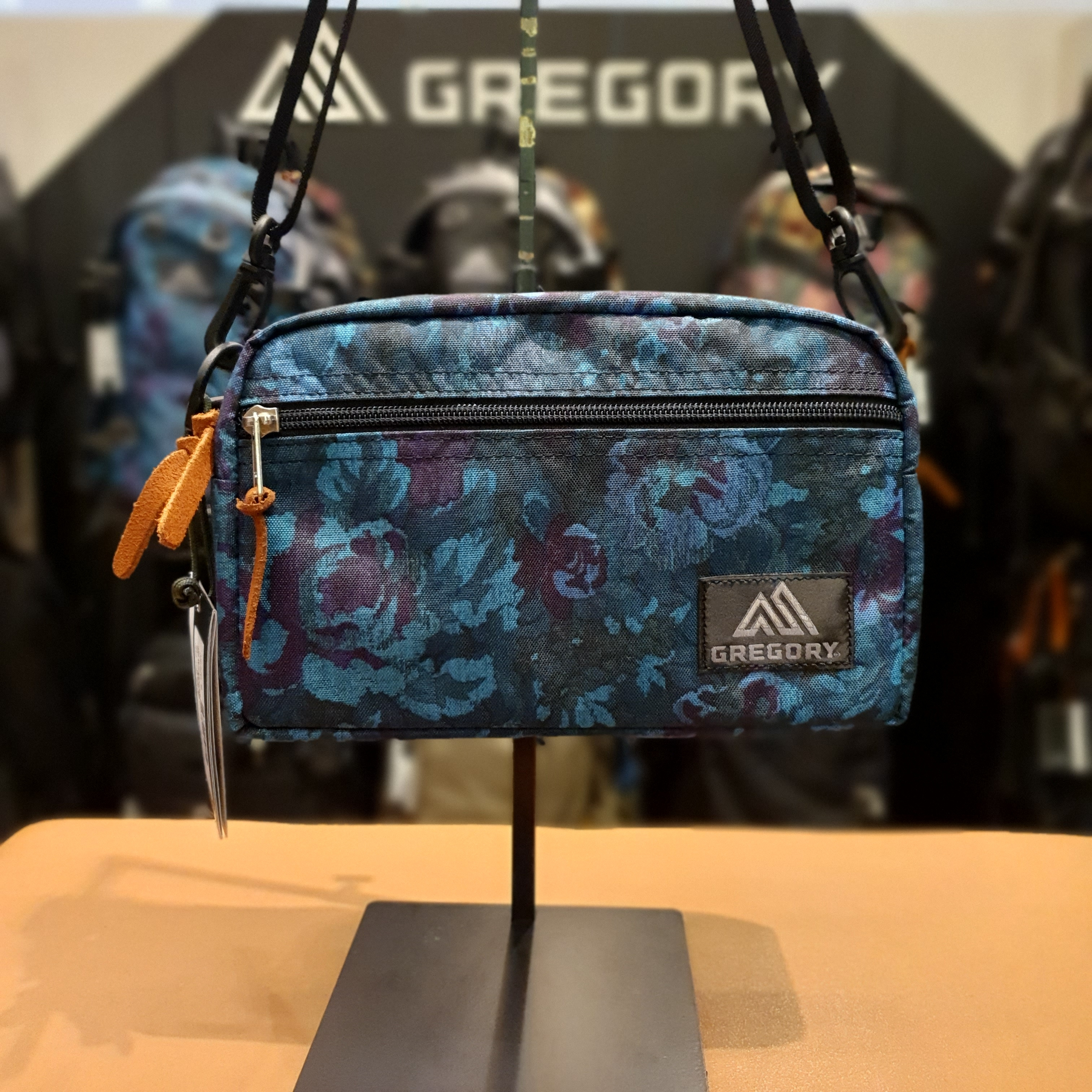 【現貨】GREGORY PADDED SHOULDER POUCH M BLUE TAPESTRY 藍花【現貨36小時內寄出】