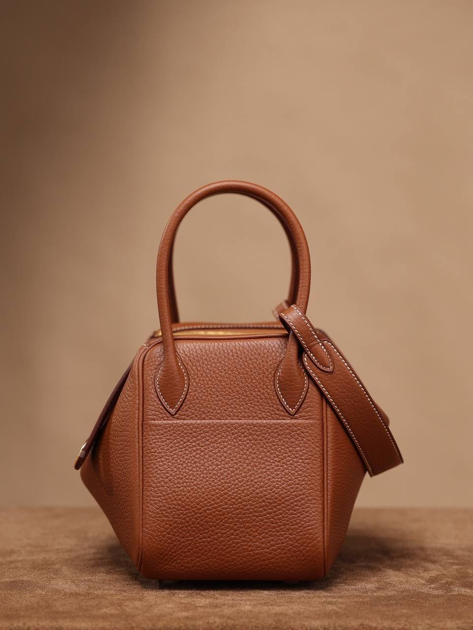 Hermes 爱马仕 Lindy 26cm 金棕金扣👜✨ Lindy 独家渠道货 独家欧洲原厂皮原厂五金组装的ZP尾单货 尺寸：26*18*14 cm Lindy是采用原厂的正品TC皮，什么是TC皮？ 爱马仕专用的clemence,简称tc皮，是Hermes最受欢迎的皮革之一，颜色会比Togo少一些，但是纹路比Togo细腻，含油更高，更软，因此稍稍有些下垂感的特点。 欣赏独家货源的美 闭眼入😍🤭🤟🏻